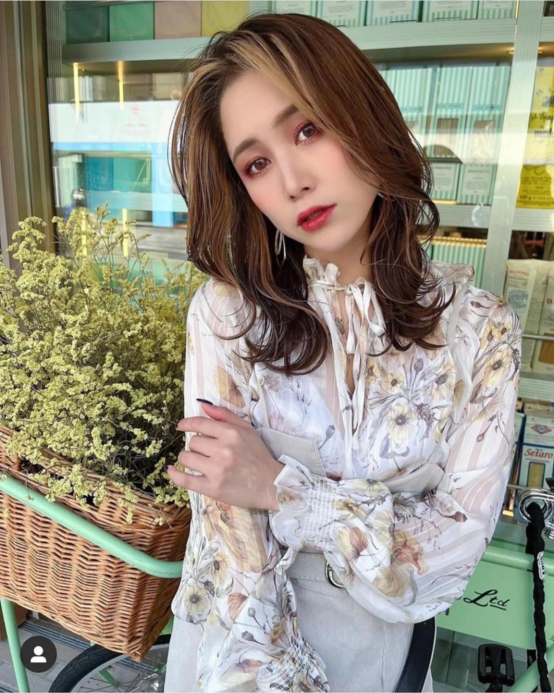 ミディアム カラー ヘアアレンジ ミディアムパーマ ミストバング ベージュカラー 透明感カラー フェイスフレーミング 韓国/髪質改善💘 櫻井かれんのヘアスタイル