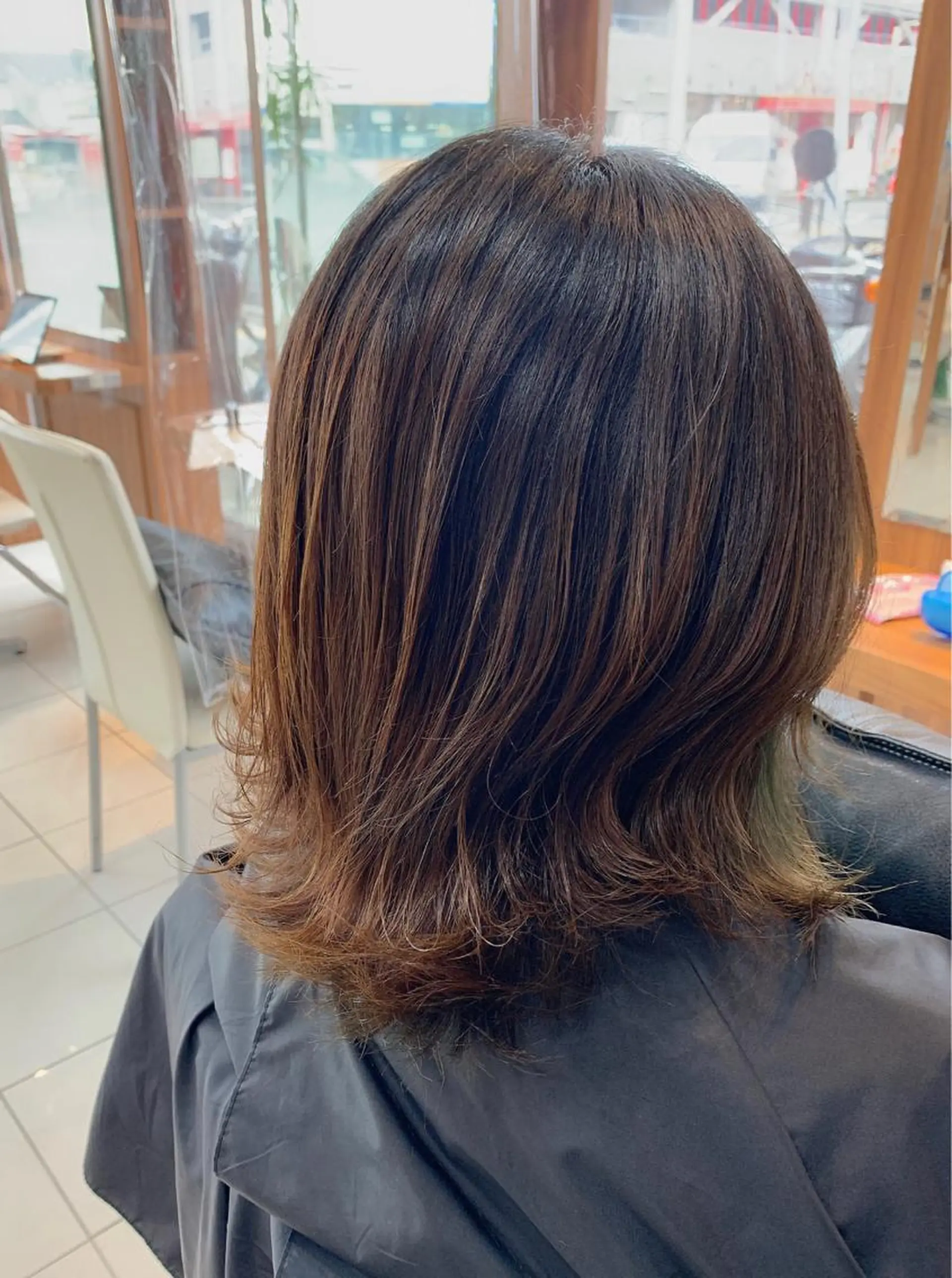 ミディアム カラー バレイヤージュ レイヤーカット 脱白髪染め美容師 竹内涼乃のヘアスタイル