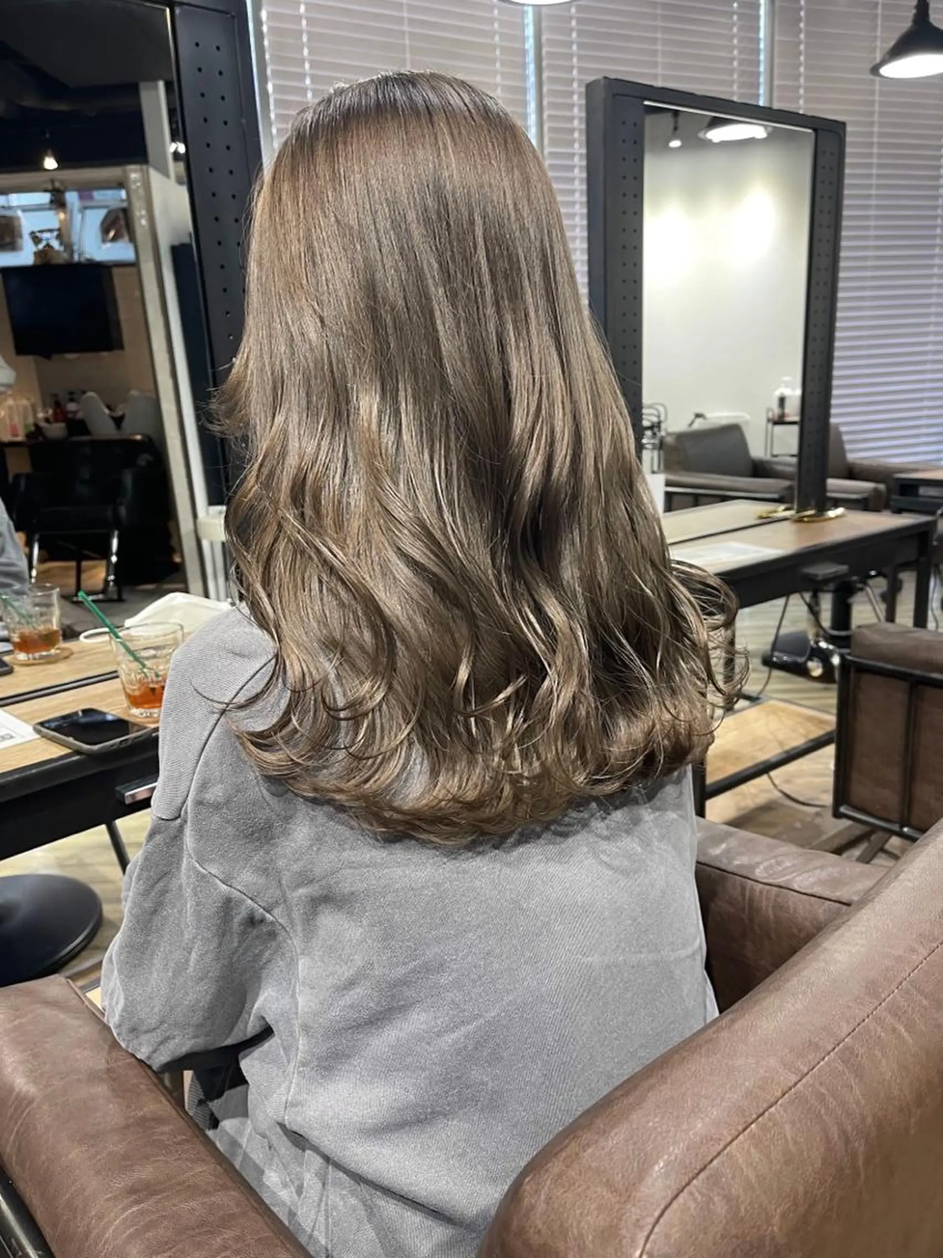 ミディアム カラー ベージュカラー グレージュ レイヤーカット ARCANAブリーチ レイヤーカット/原宿のヘアスタイル