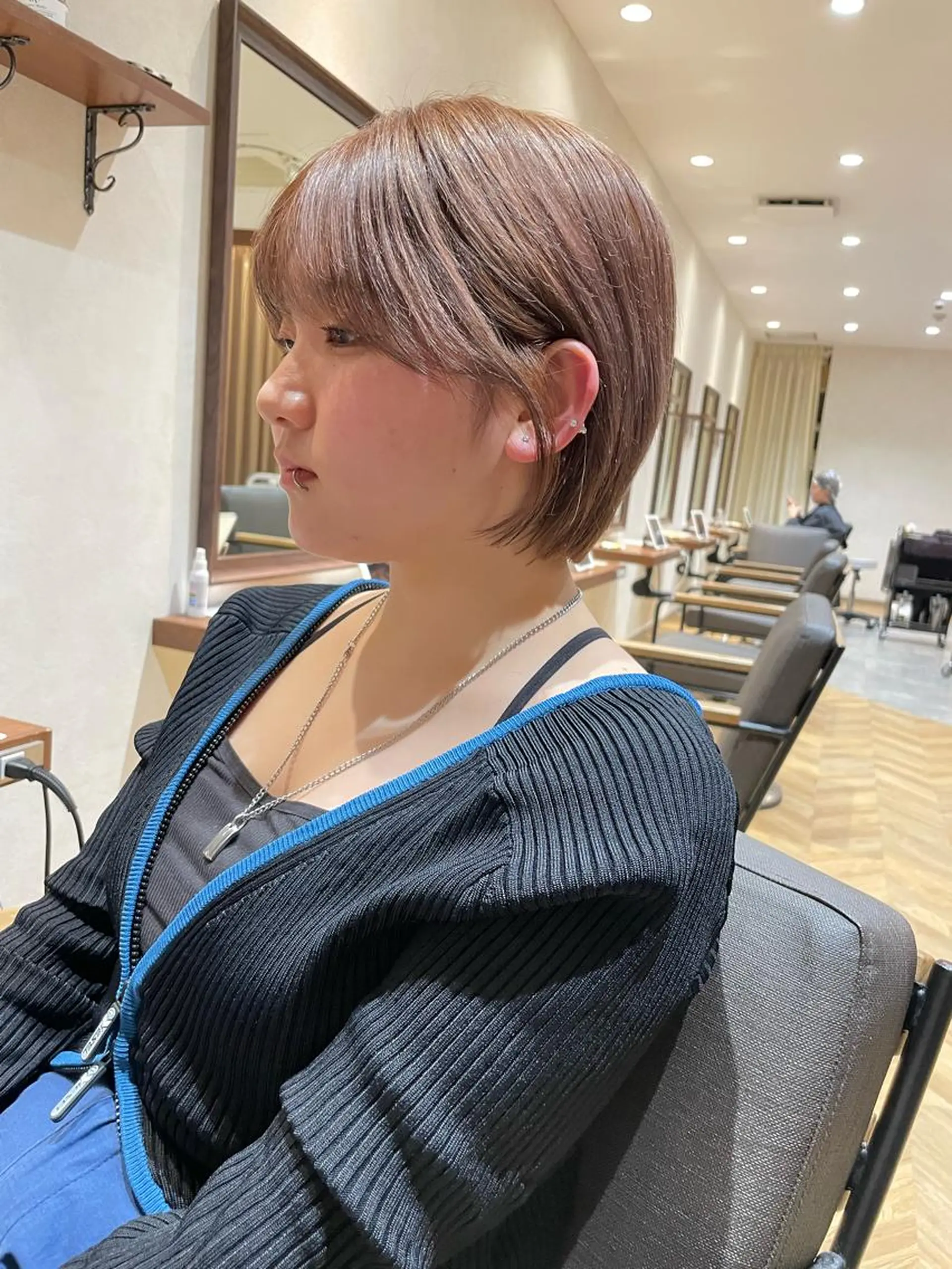 ショート ショートボブ ボブ 顔周りカット 伸ばしかけ ショートヘア ハイトーンヘア れおん🌙のヘアスタイル