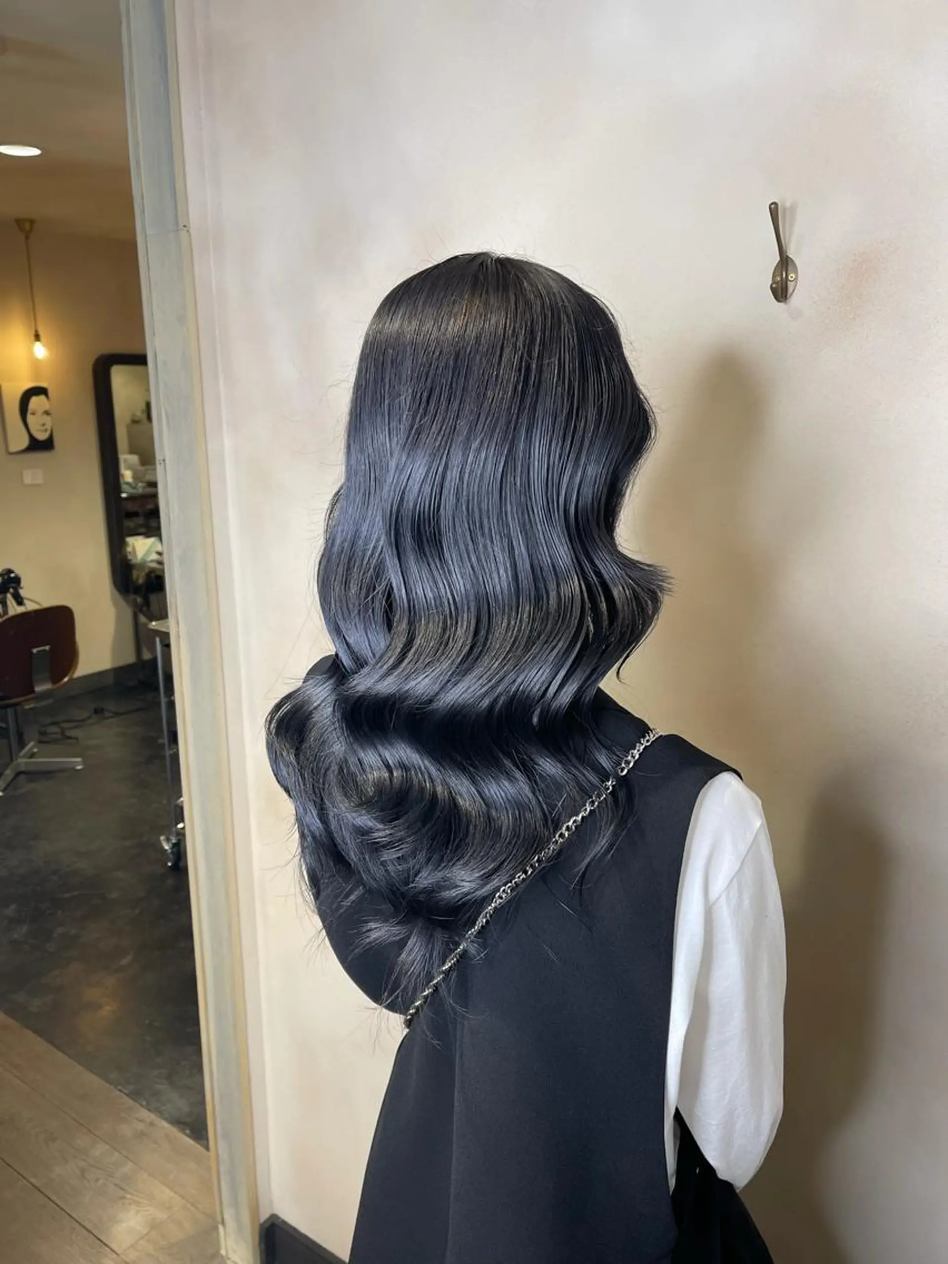 ロング カラー 黒髪 ブリーチ ブルーカラー ブルーブラック イヤリングカラー 泉 堅也のヘアスタイル