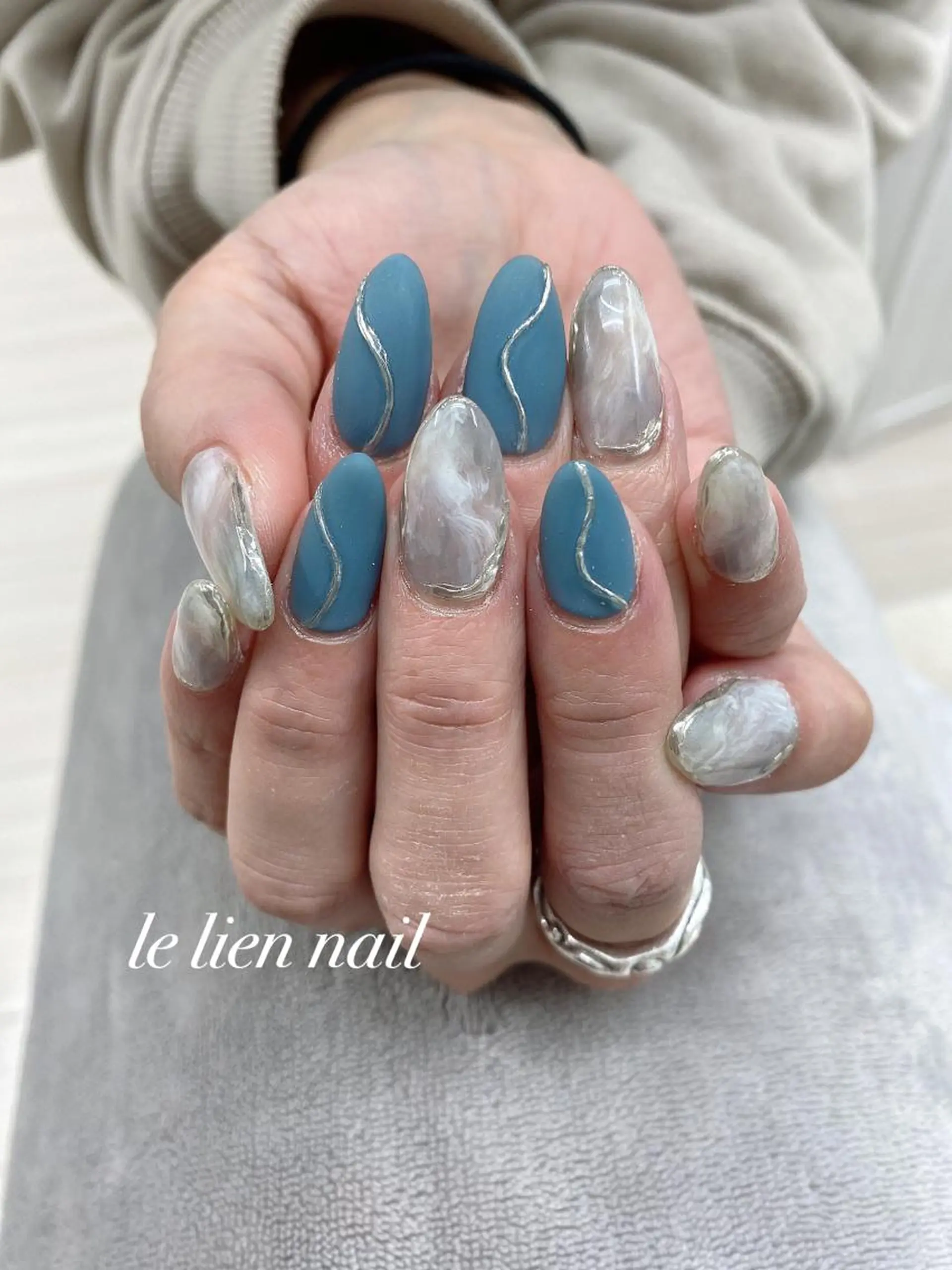 ネイル ブルー 大理石ネイル(マーブル) ニュアンスネイル シルバー le lien nailのネイルデザイン