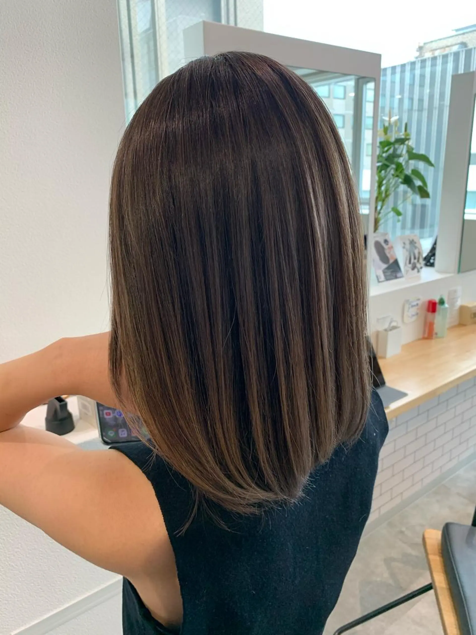 ミディアム レイヤーカット ヘアカラー ヨシミ カズヤのヘアスタイル