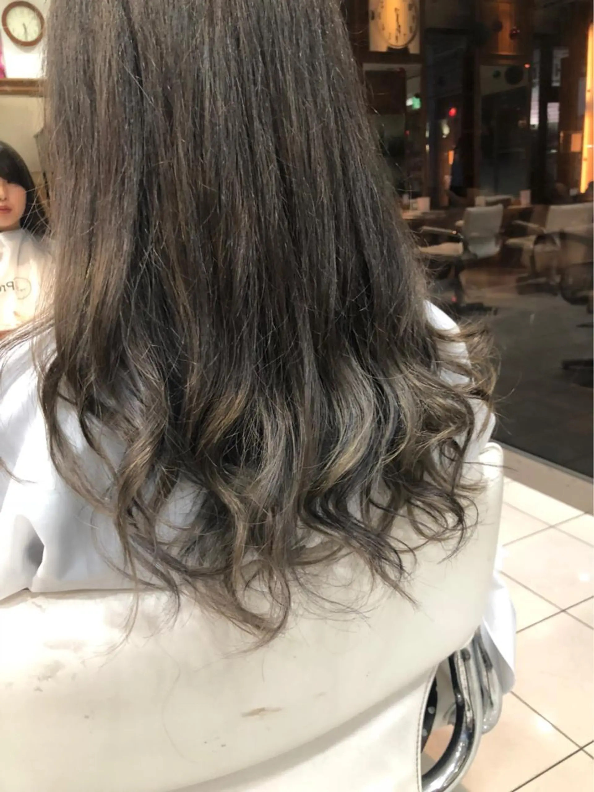 ミディアム カラー カット トリートメント 白髪ぼかしハイライト 柳川拓哉のヘアスタイル