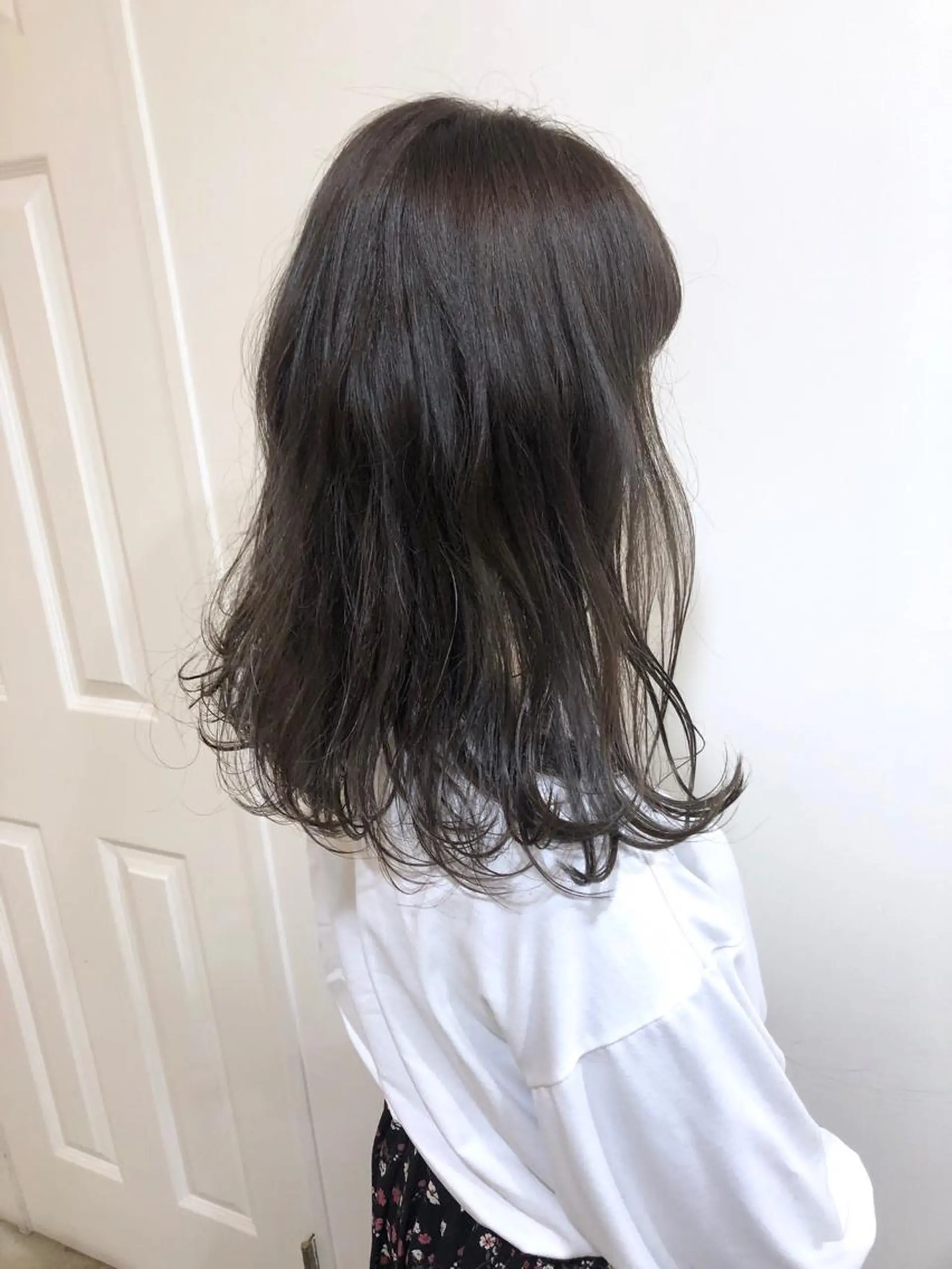 ミディアム カラー カット ヘアカラー トリートメント MIOベージュカラー 柔らかいカラーのヘアスタイル