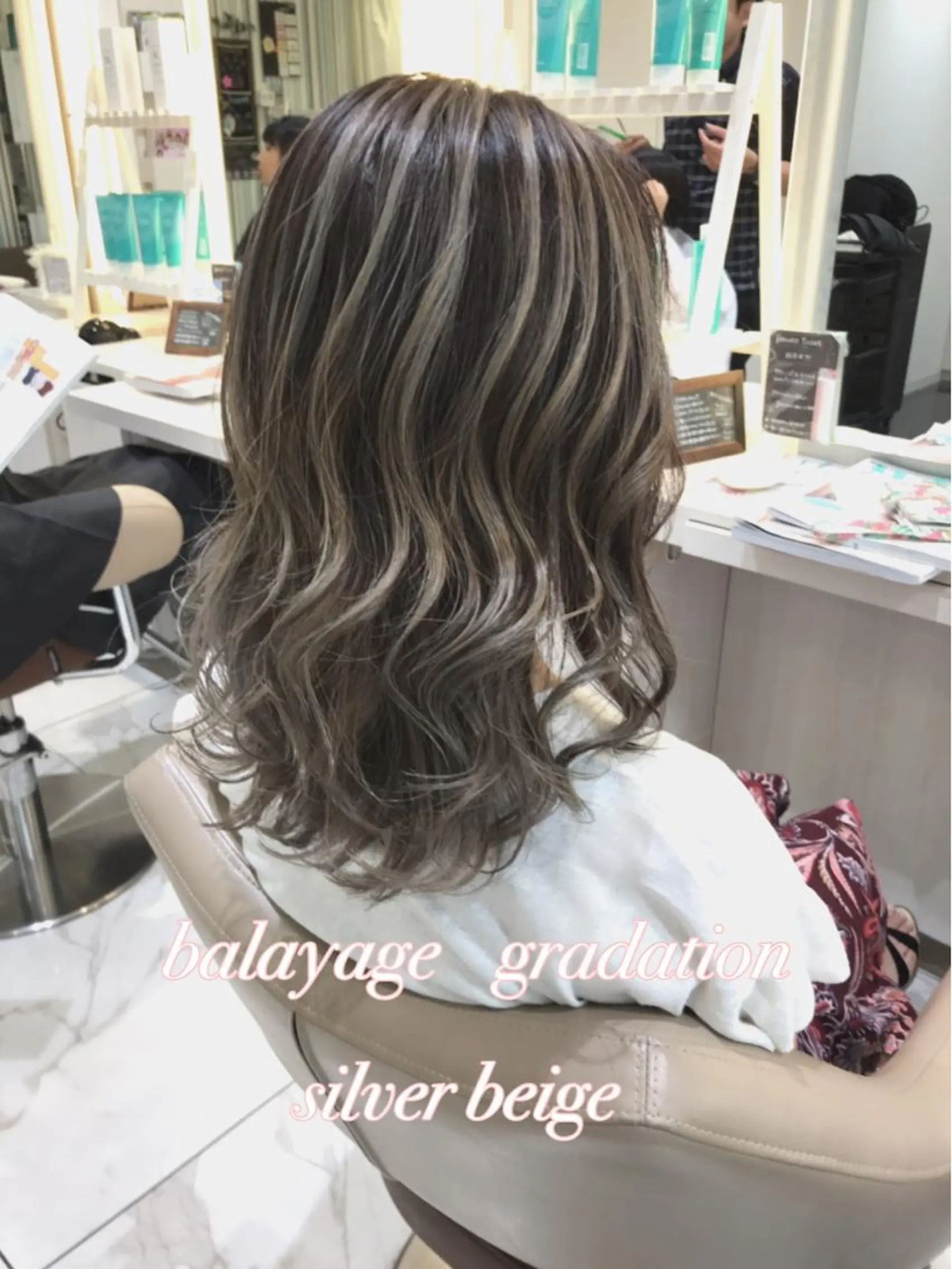 ミディアム カラー バレイヤージュ ベージュカラー グラデーションカラー シルバー シルバーベージュ カット ヘアカラー 山崎俊輔/髪質改善 /バレイヤージュのヘアスタイル