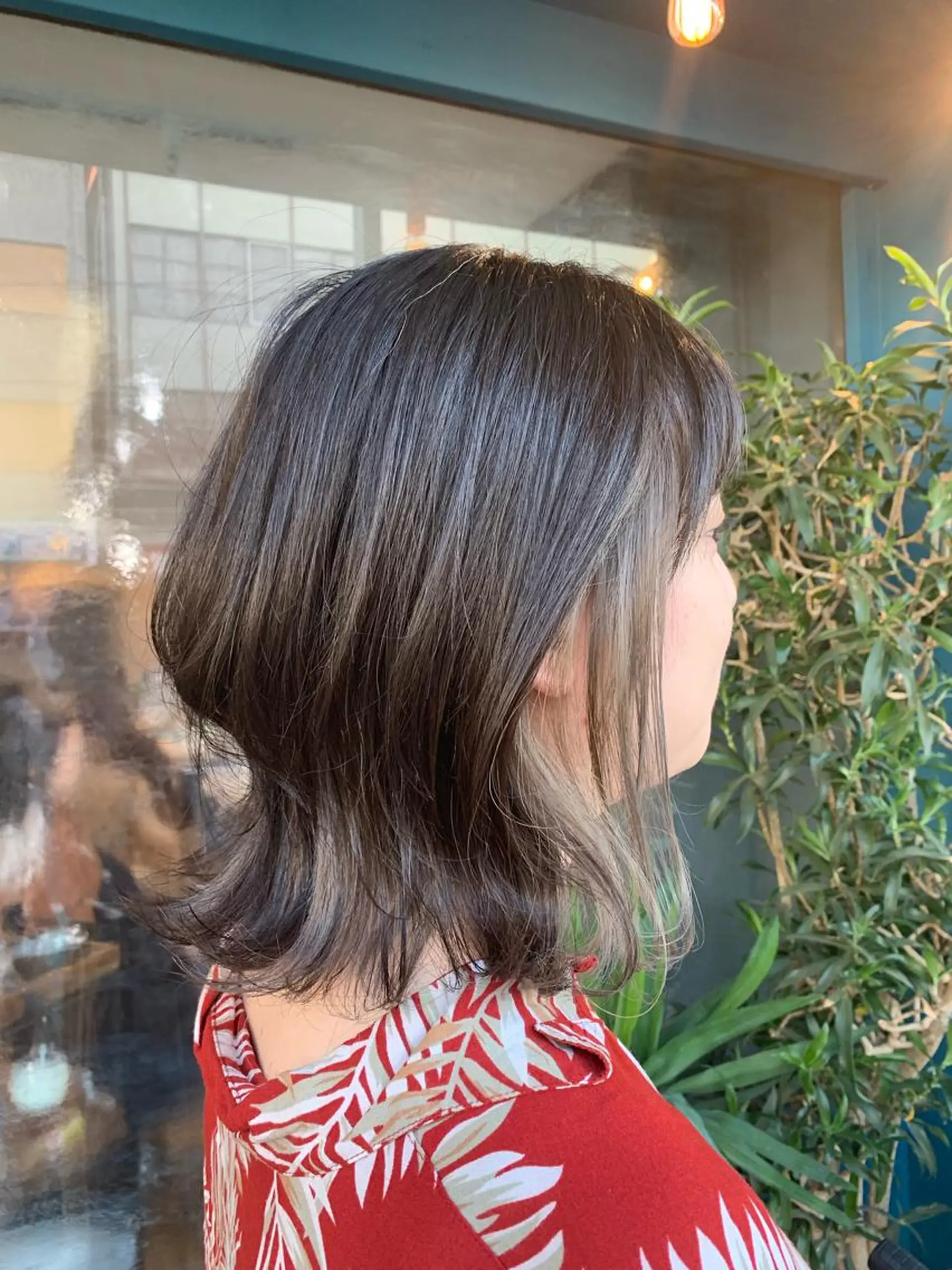 ミディアム カラー パーマ ヘアアレンジ アッシュ ブリーチ 透明感カラー 佐藤 実咲のヘアスタイル