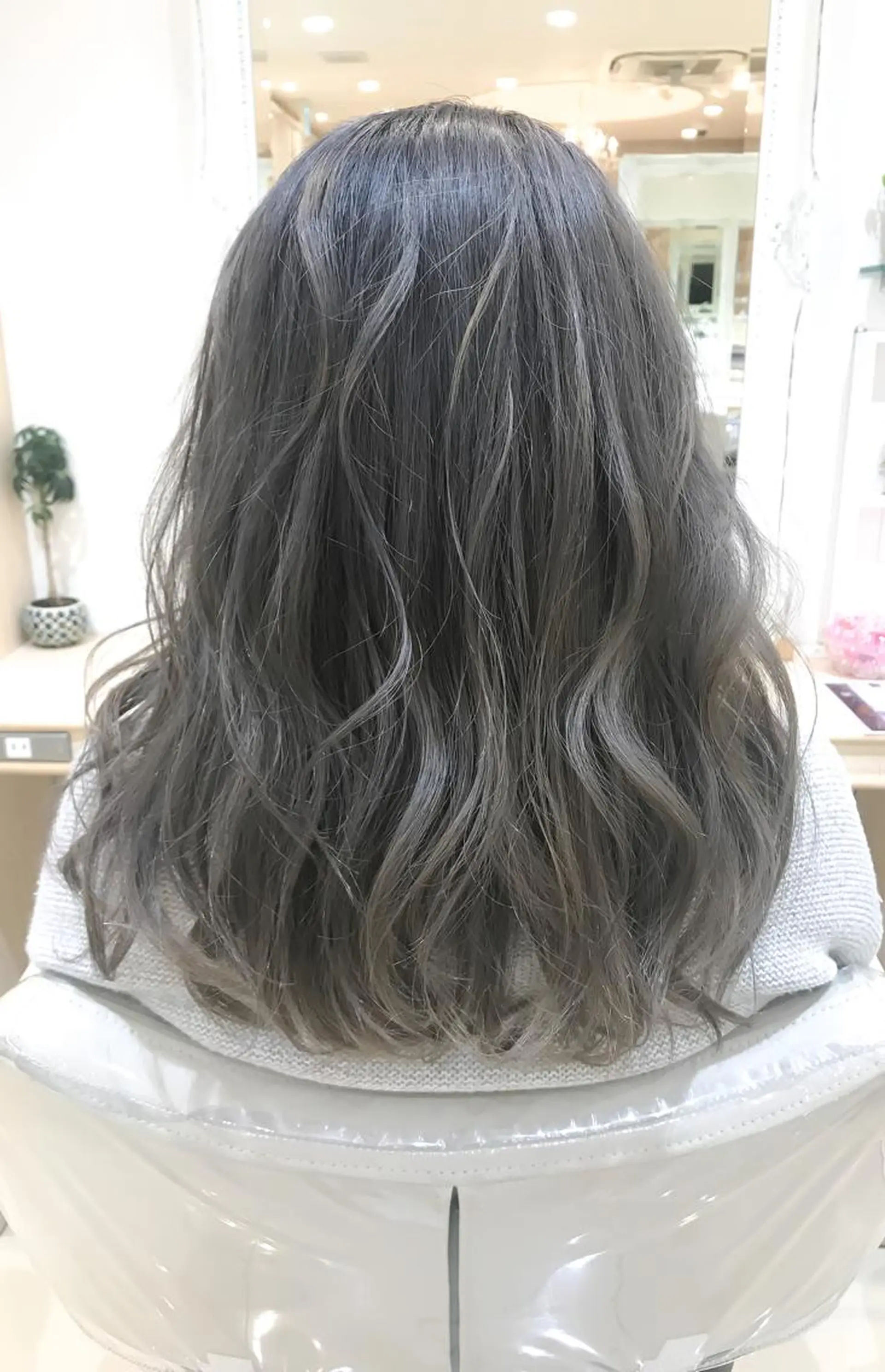 セミロング カラー ブリーチ 内田 敦士のヘアスタイル