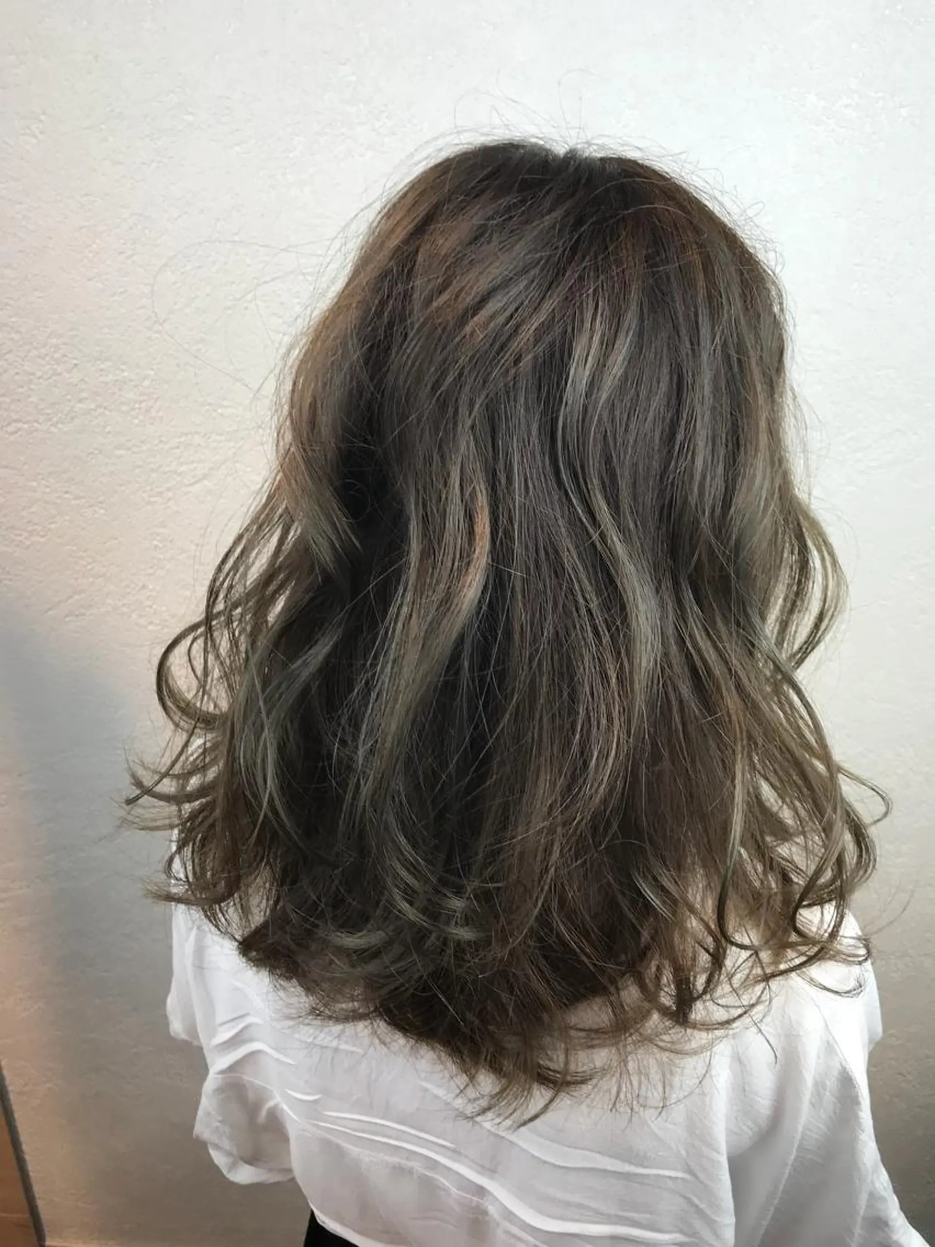 セミロング カラー グレージュ デザインカラー🌈 高木リョウのヘアスタイル