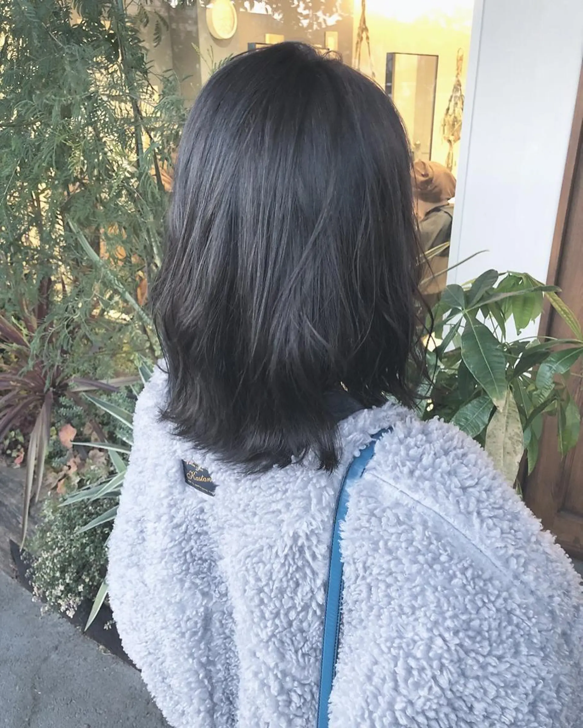 ミディアム カラー 切りっぱなしボブ アッシュ 黒髪 ブルーカラー ブルーブラック ture by gladのヘアスタイル