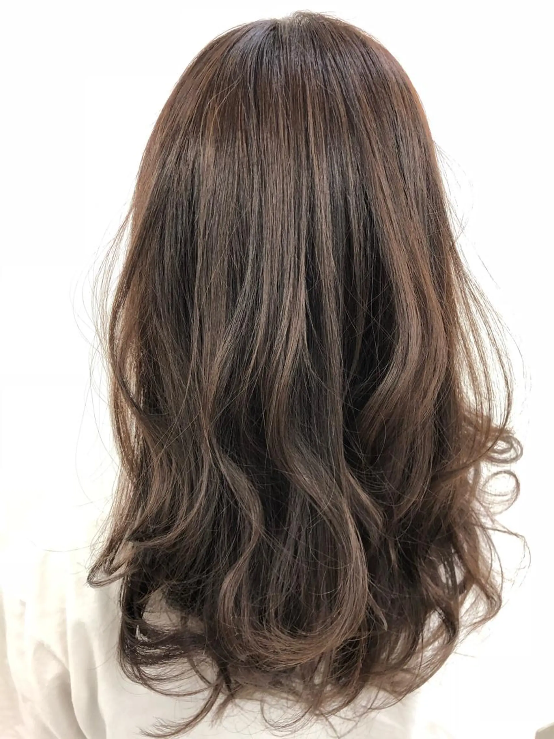 セミロング 縮毛矯正/髪質改善 継続する美髪のヘアスタイル