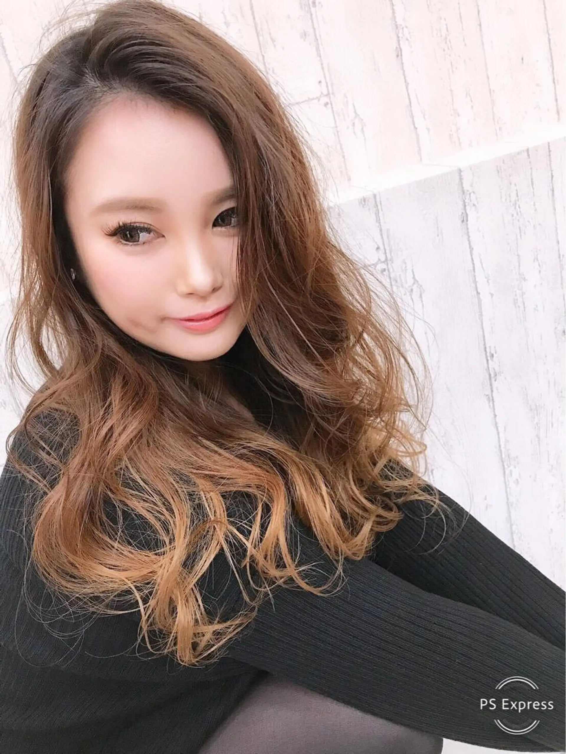 セミロング LANI OOSAKAのヘアスタイル