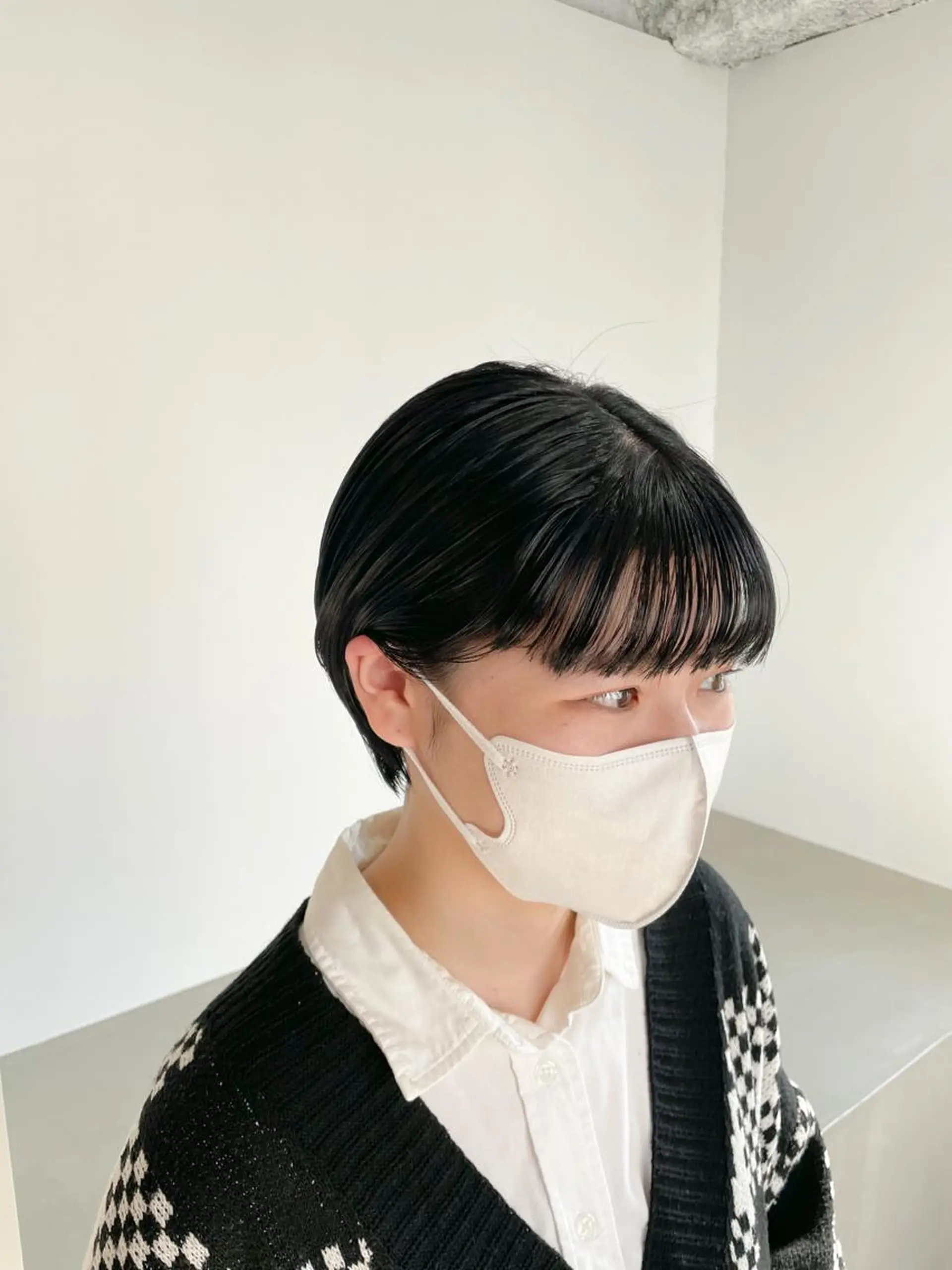 ショート カラー 丸みショート 黒髪 ブルーカラー ショートヘア ワイドバング Takuma Suzuki中目黒のヘアスタイル