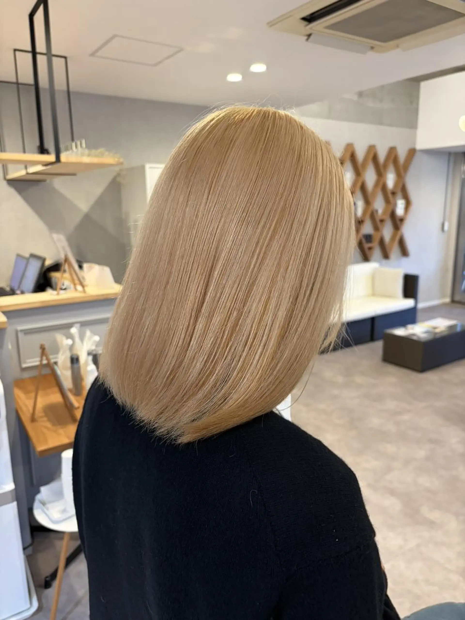 ミディアム カラー 抜きっぱなしブロンド ブロンド ヘアカラー トリートメント ELLE&SALLY 石野のヘアスタイル