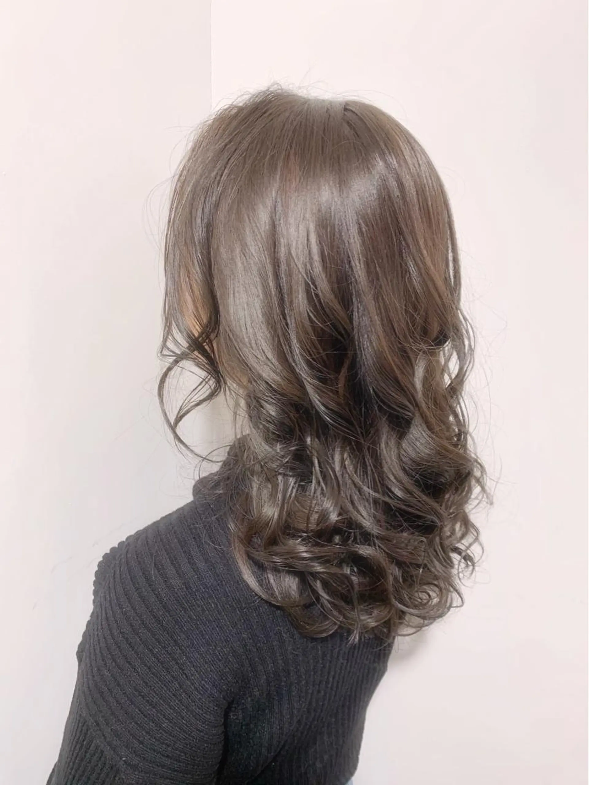 セミロング カラー アディクシーカラー ベージュカラー 黒髪 ブリーチ ブルーカラー ヘアカラー トリートメント 藤澤 夏実/インナーカラーのヘアスタイル