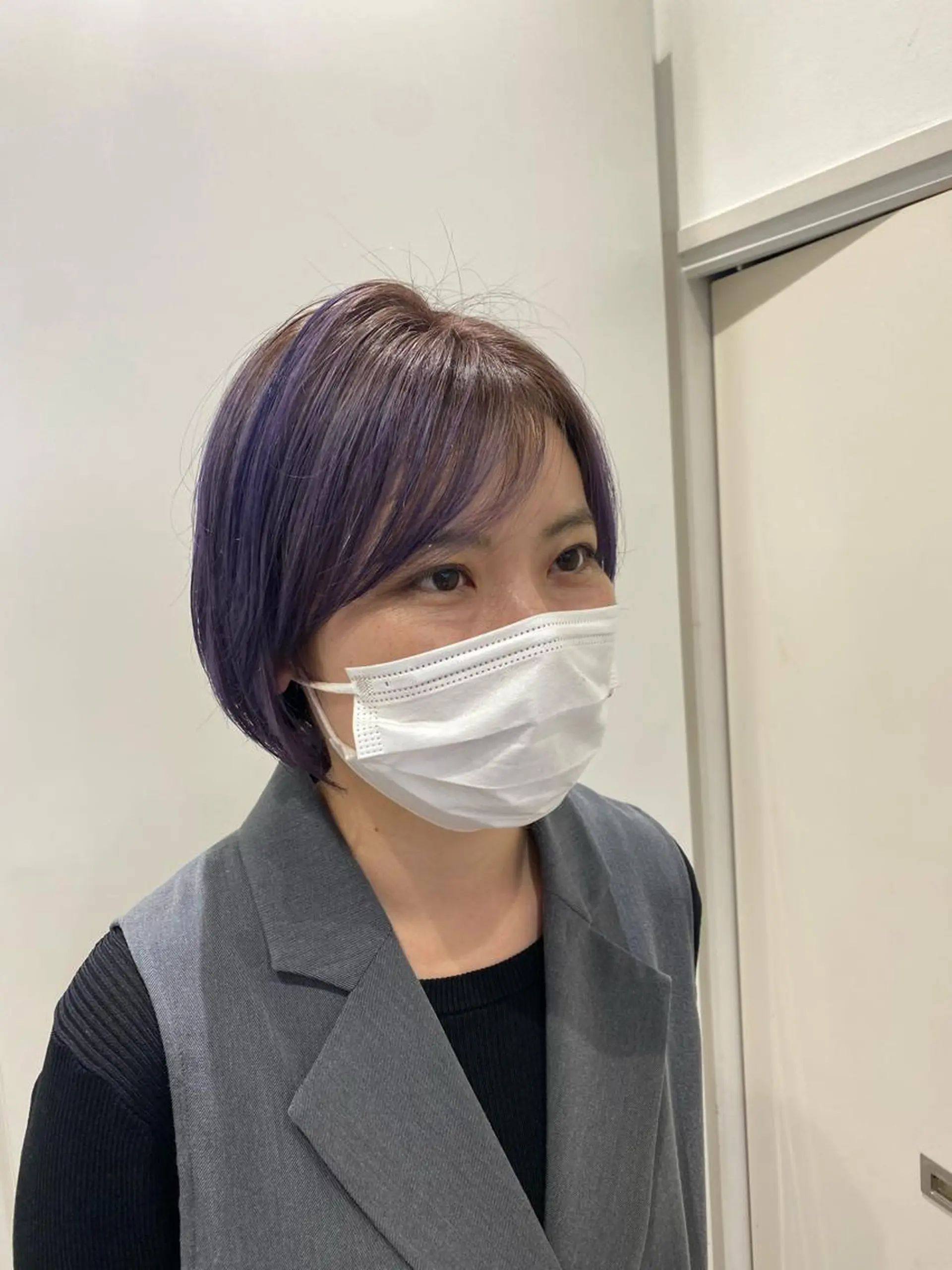 ショート パープルカラー 白髪ぼかしハイライト めさきすずなのヘアスタイル