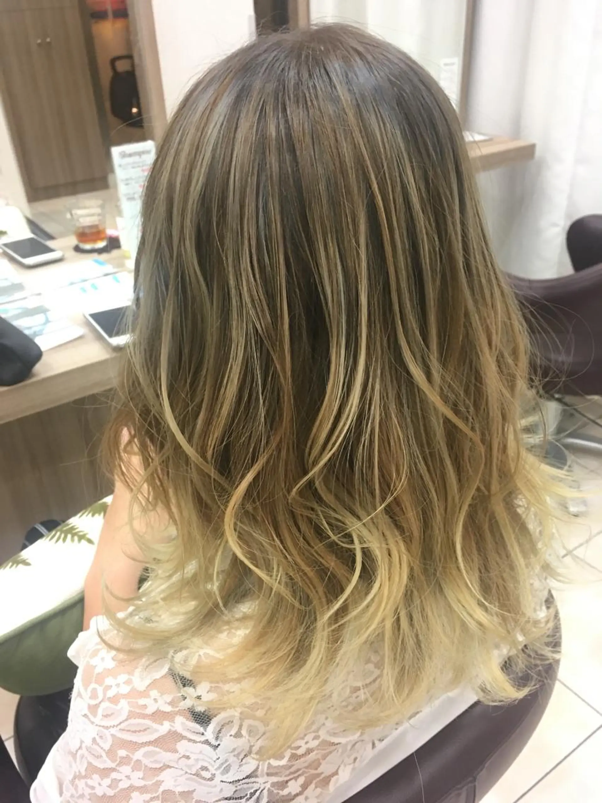 セミロング カラー ブリーチ ケアブリーチ ハイライトカラー ハイライト ALLENhair松戸店所属・小島 仁美のヘアスタイル