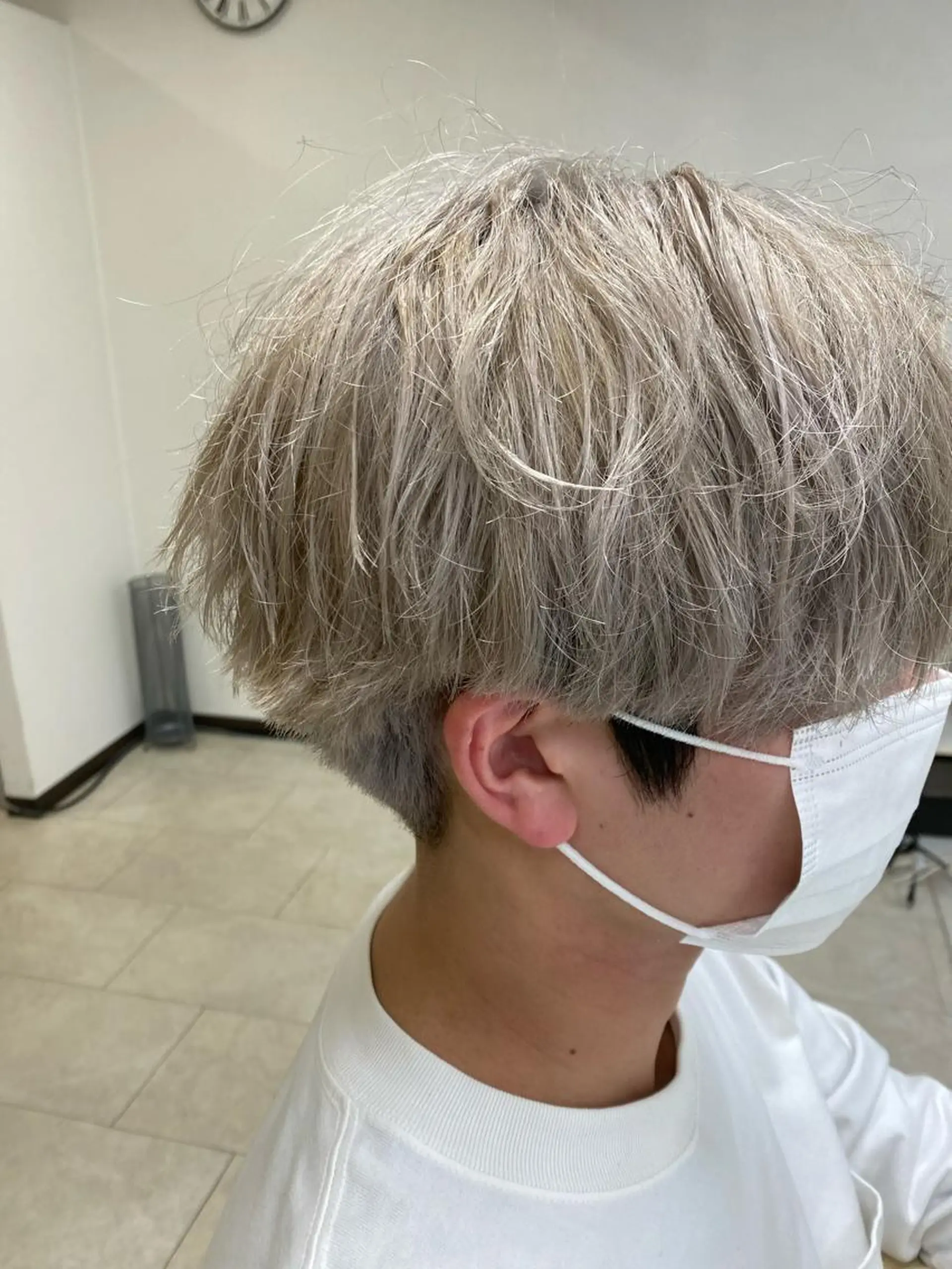 カラー メンズ メンズブリーチ ブリーチ シルバー ヘアカラー 長谷川 誠志のヘアスタイル