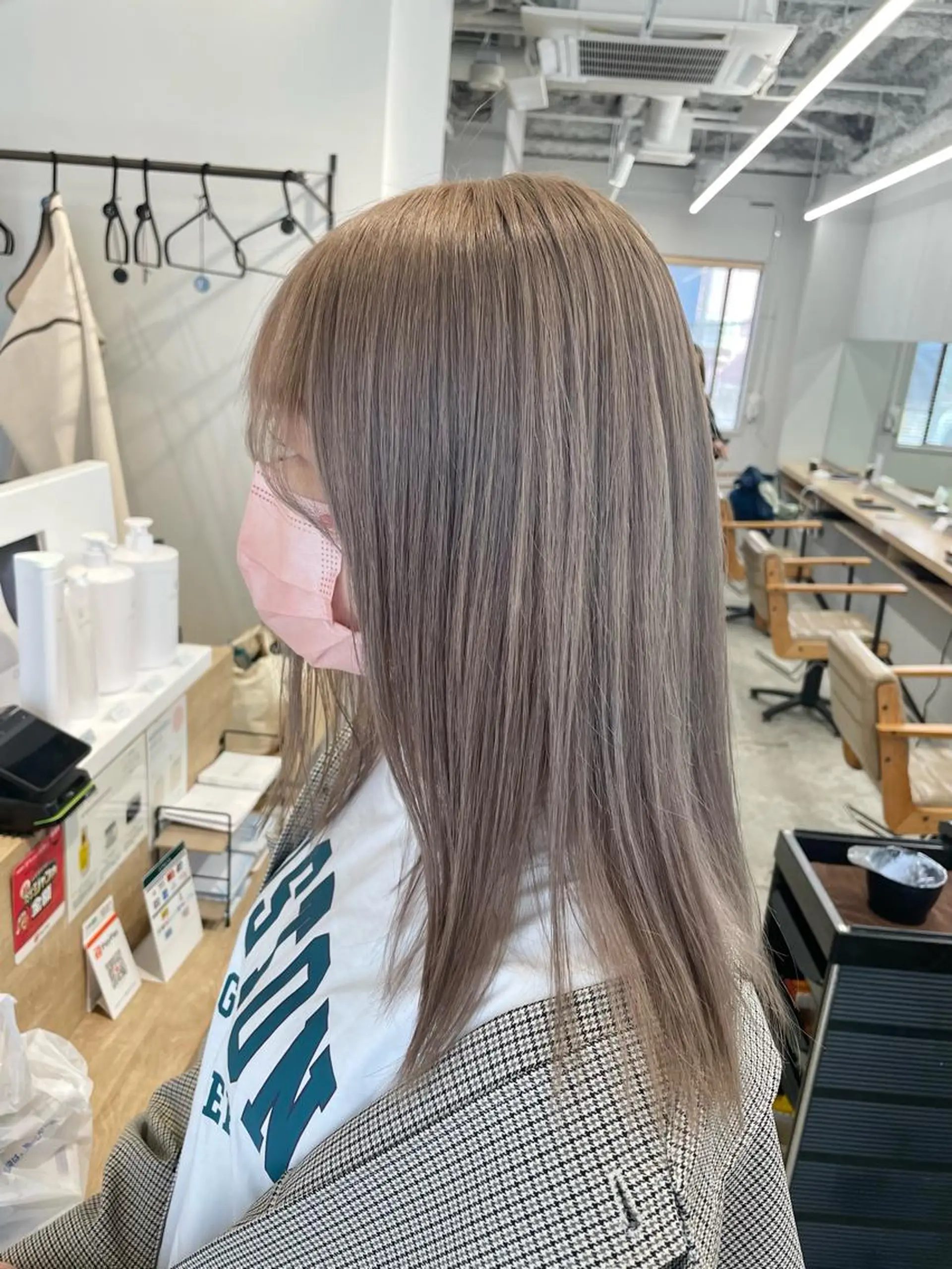 セミロング カット ヘアカラー SAEKI【ior 】北千住店ブリーチのヘアスタイル