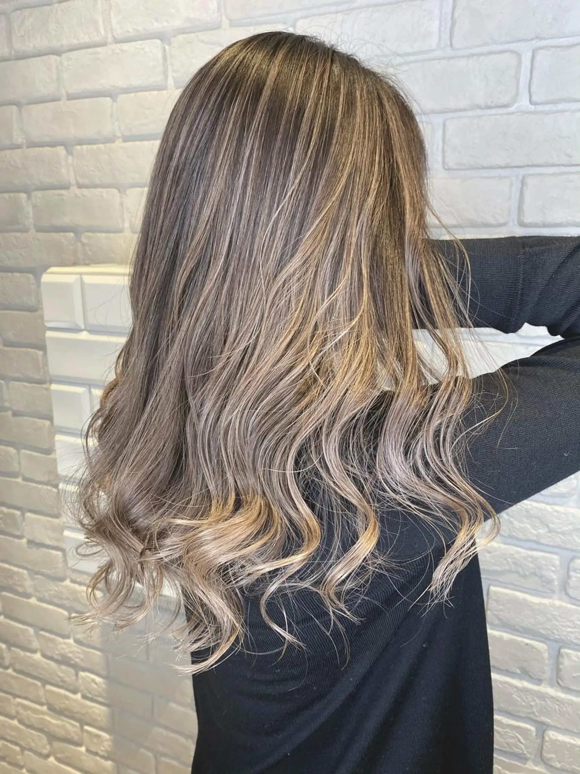 セミロング カラー バレイヤージュ グレージュ ミルクティーグレージュ レイヤーカット 森本 笑のヘアスタイル