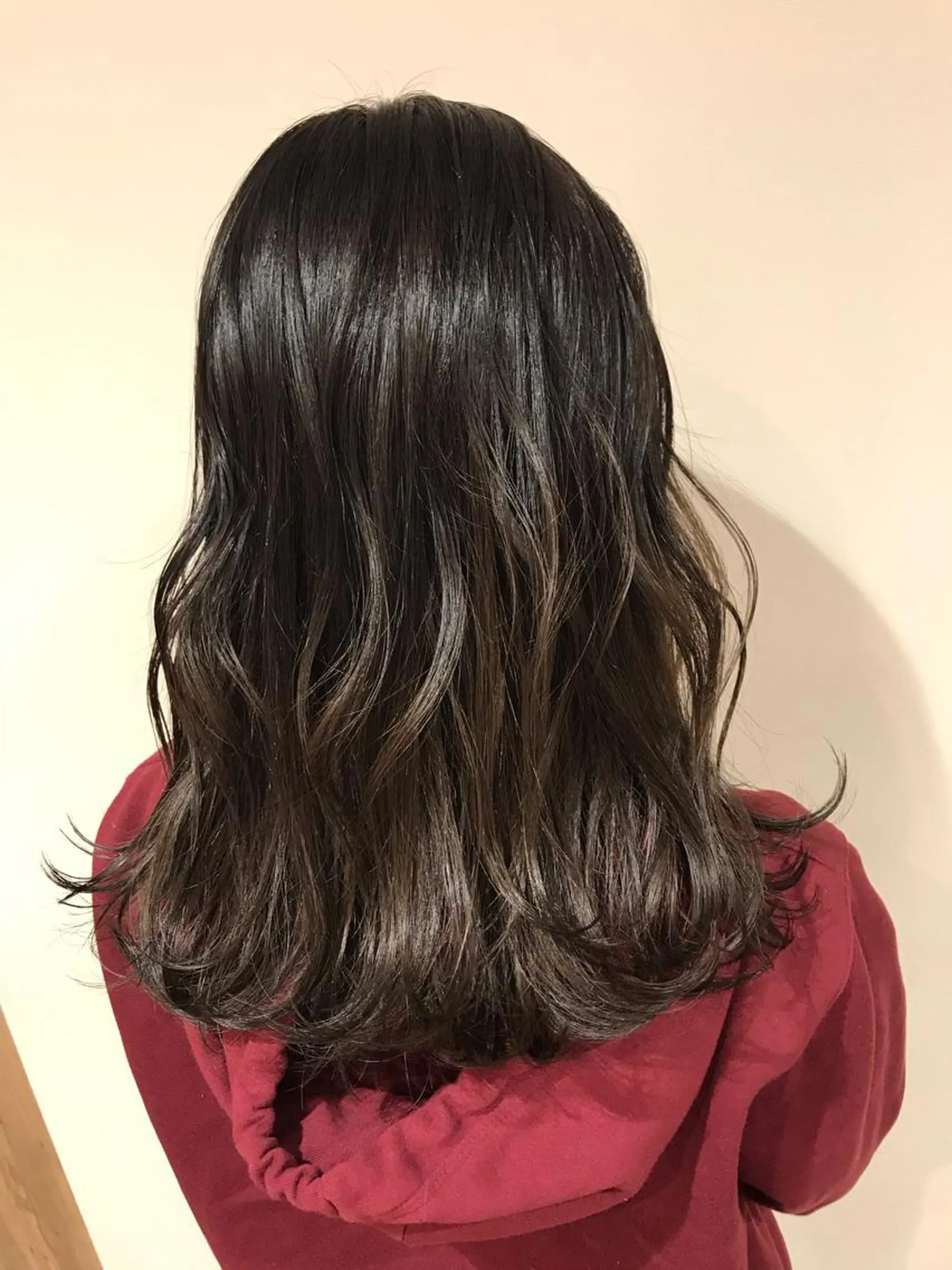 ミディアム カラー アッシュ アッシュグレー アッシュグレージュ バレイヤージュ ベージュカラー AMI Hair  supply所属・髪質改善カラー 韓国風レイヤーのヘアスタイル