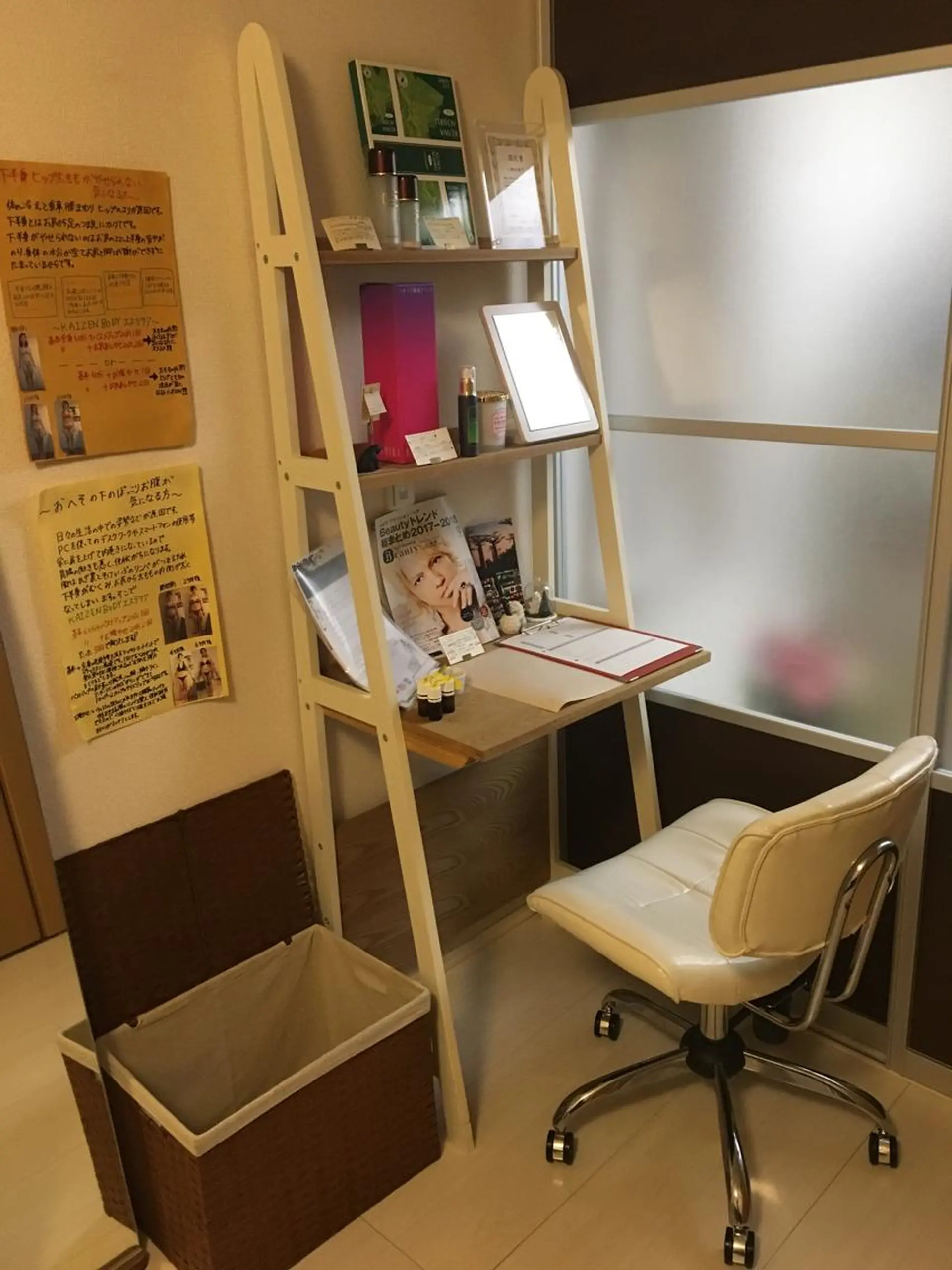 ロング カラー パーマ ヘアアレンジ キッズ ネイル マツエク・マツパ アニメ,Vオタク× 即効痩せエステサロンのエステ・リラクイメージ