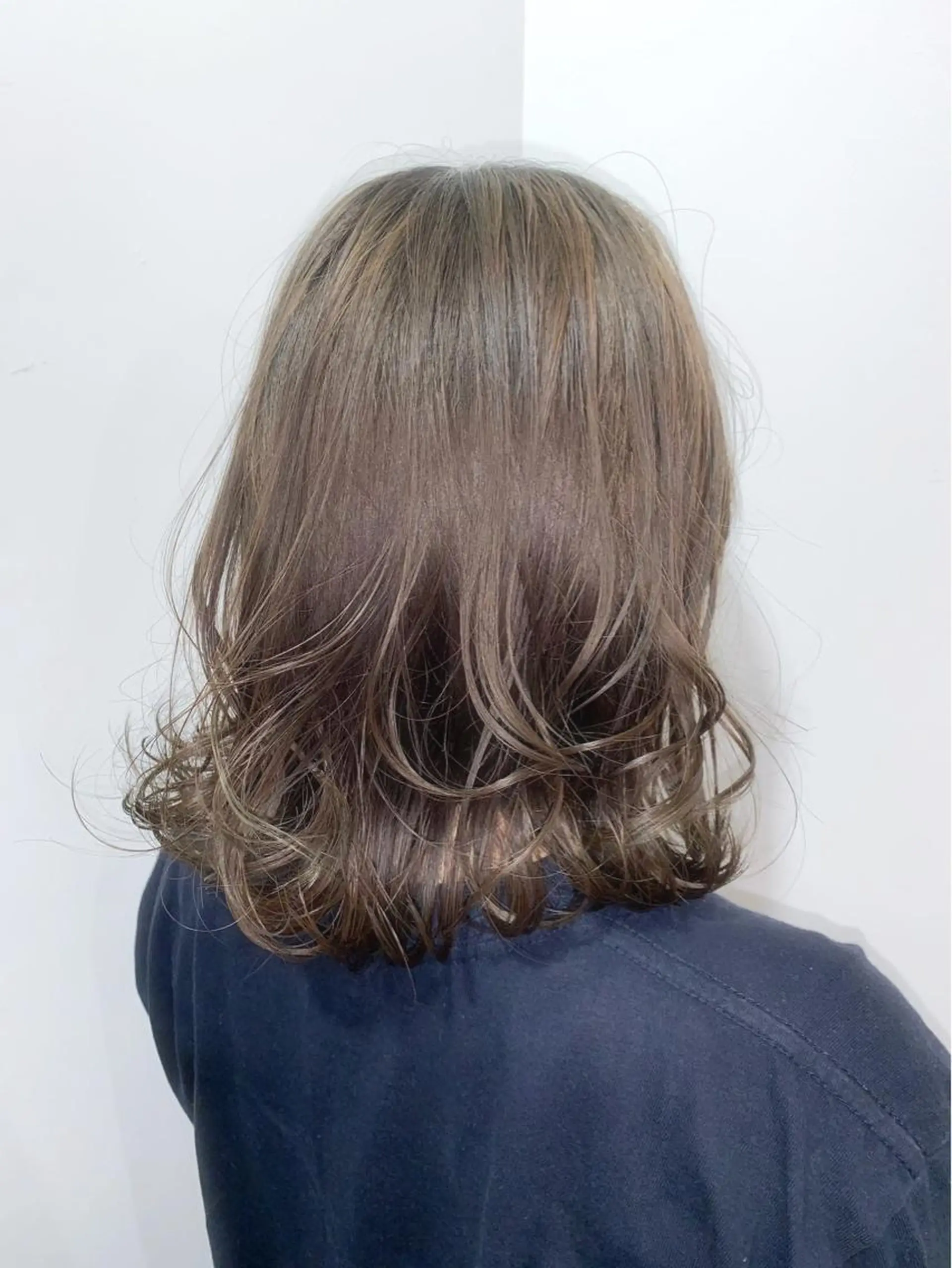 ミディアム カラー アディクシーカラー ベージュカラー 黒髪 ブリーチ ブルーカラー ヘアカラー トリートメント 藤澤 夏実/インナーカラーのヘアスタイル