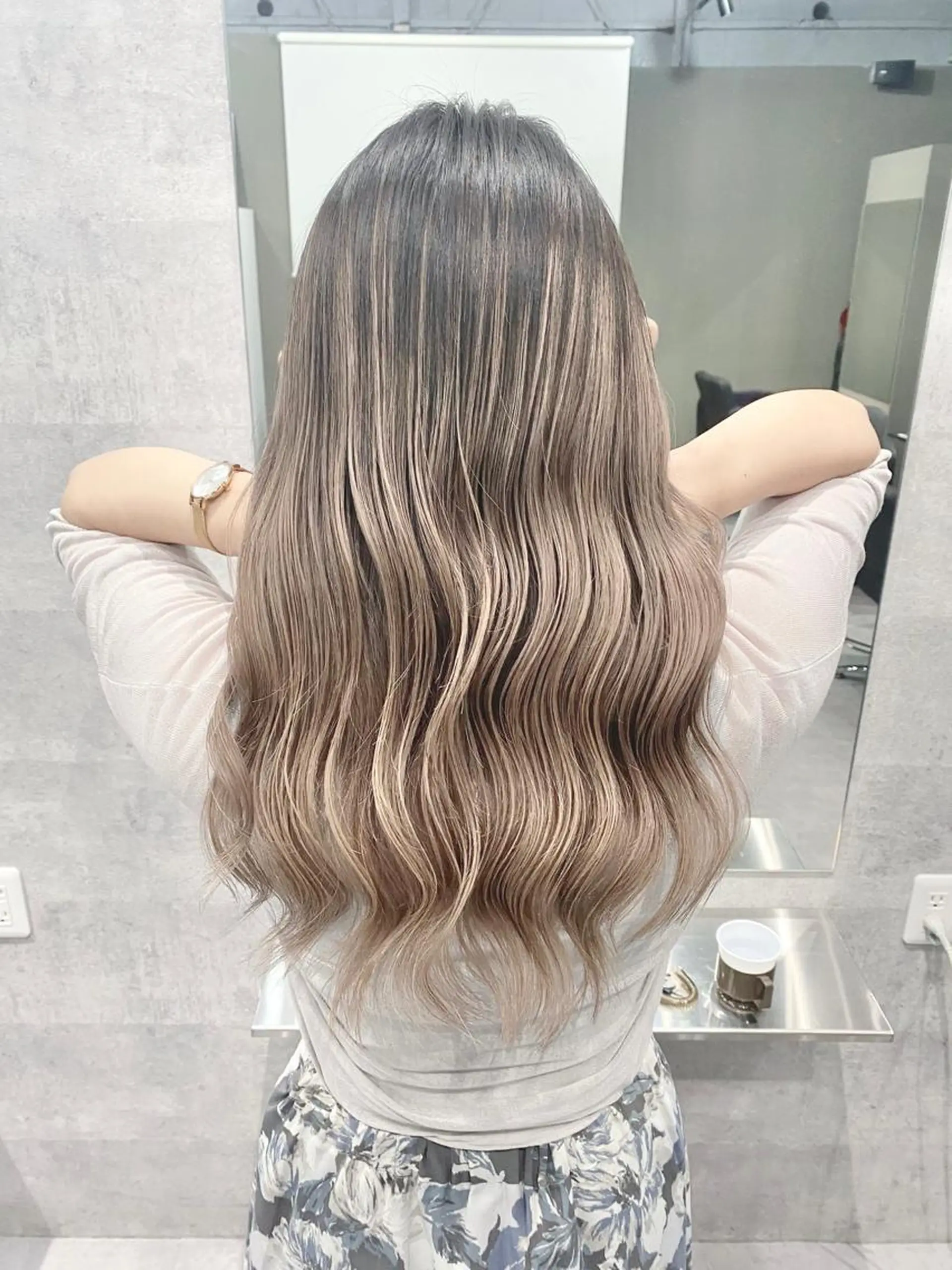 ロング カラー バレイヤージュ ベージュカラー ブリーチ ケアブリーチ ダブルカラー Via officialのヘアスタイル