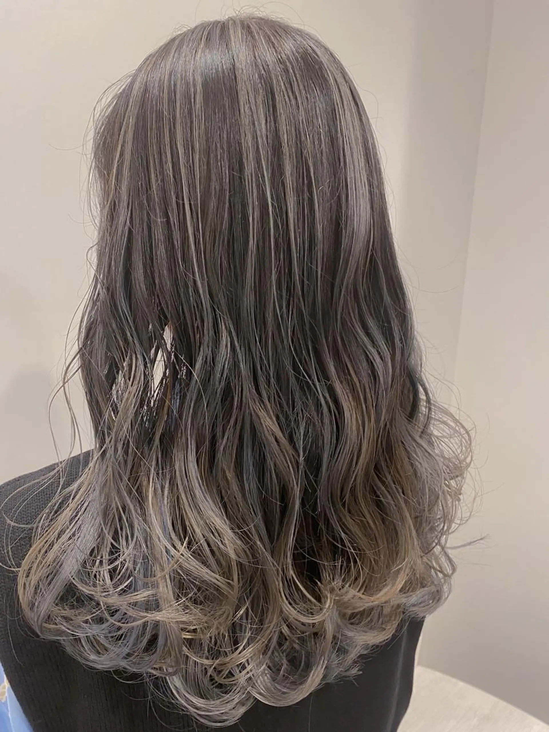 セミロング カラー ハイライト/ブリーチ バレイヤージュ関佳祐のヘアスタイル