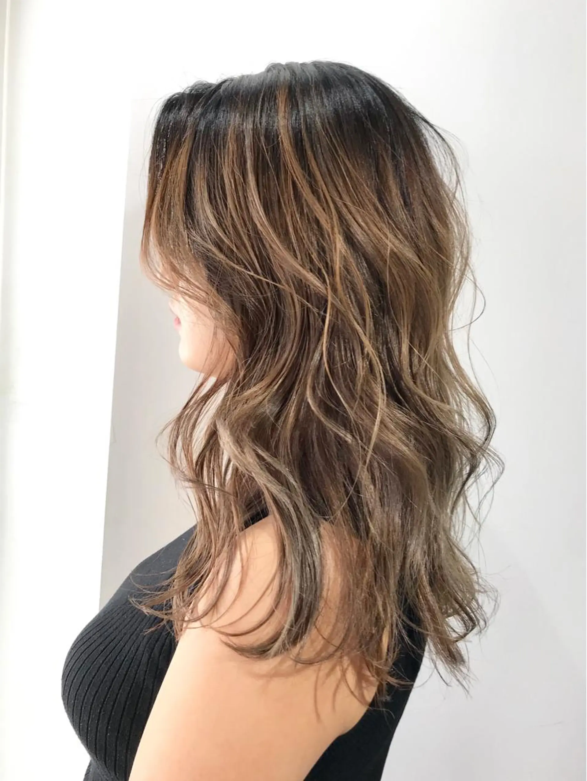 ミディアム TOMOYAレイヤー ブリーチ縮毛矯正のヘアスタイル