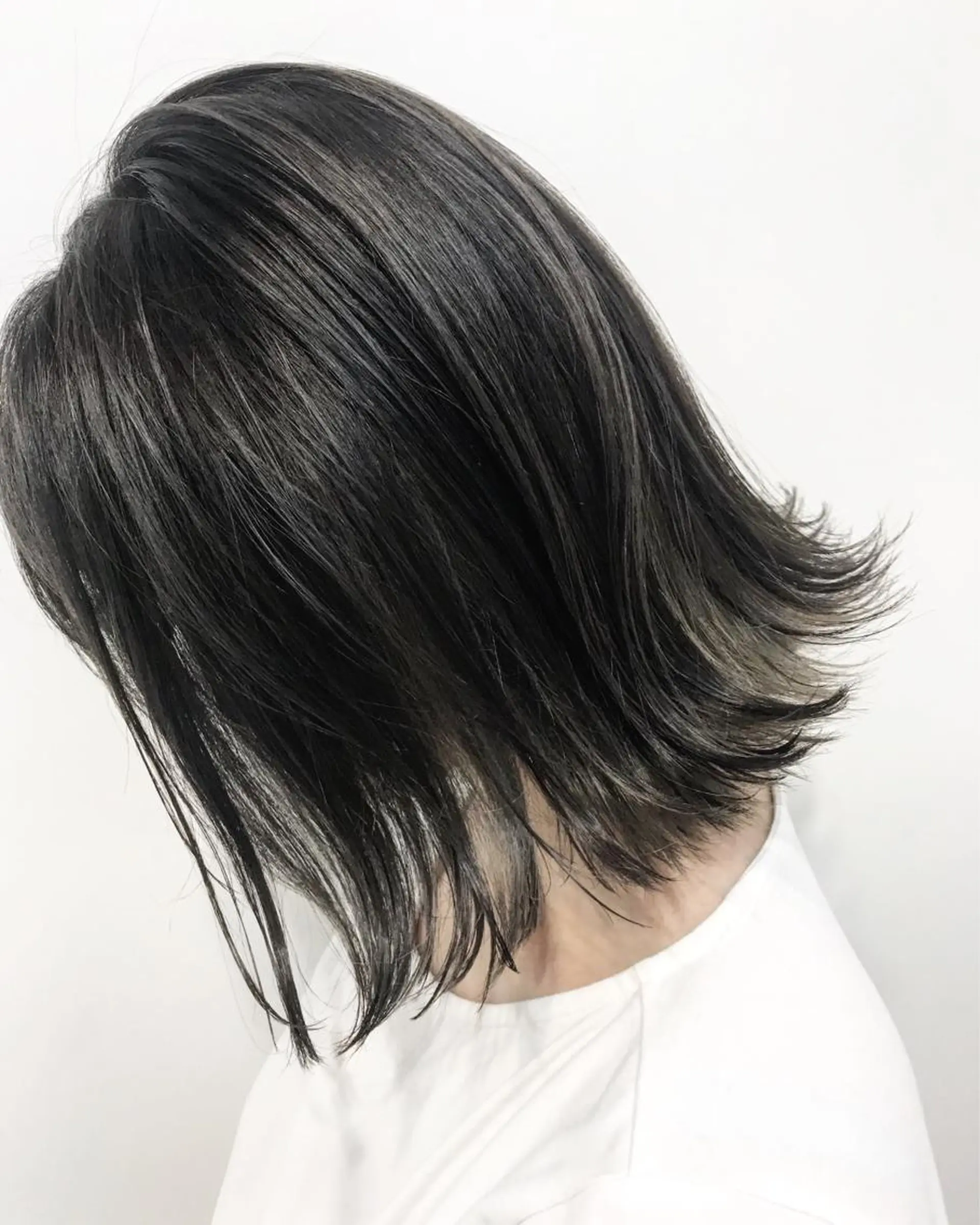 ミディアム カラー アッシュ ハイトーンカラー シルバー シルバーアッシュ grow恵比寿【グロウ】髪質改善/ハイライト/ブリーチ/レイヤーカット所属・奥野 貴史　代表　レイヤーのヘアスタイル