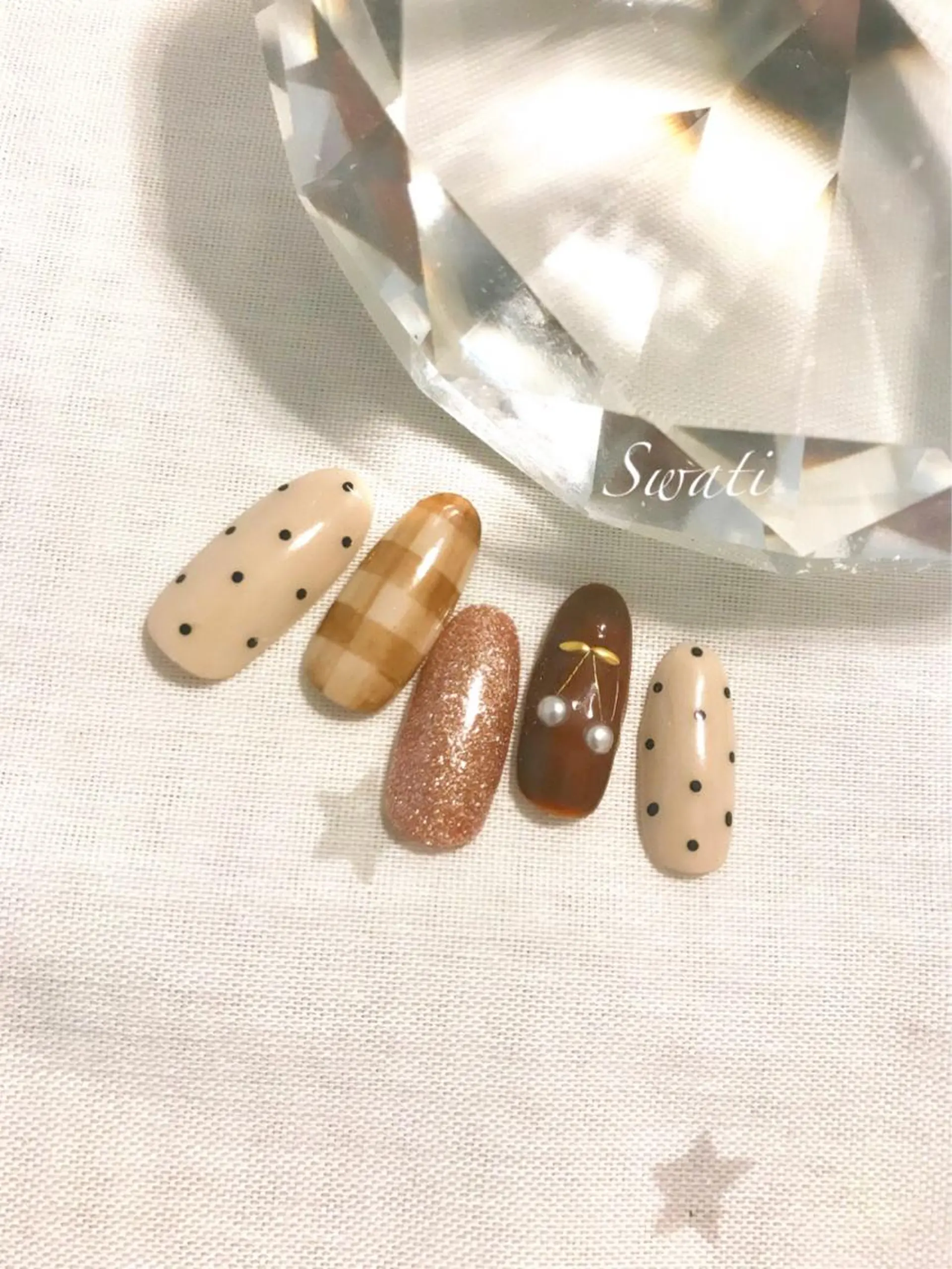 ネイル アートネイル ブラウン ドット オフィスネイル シンプルネイル yuko （ネイリスト）のネイルデザイン