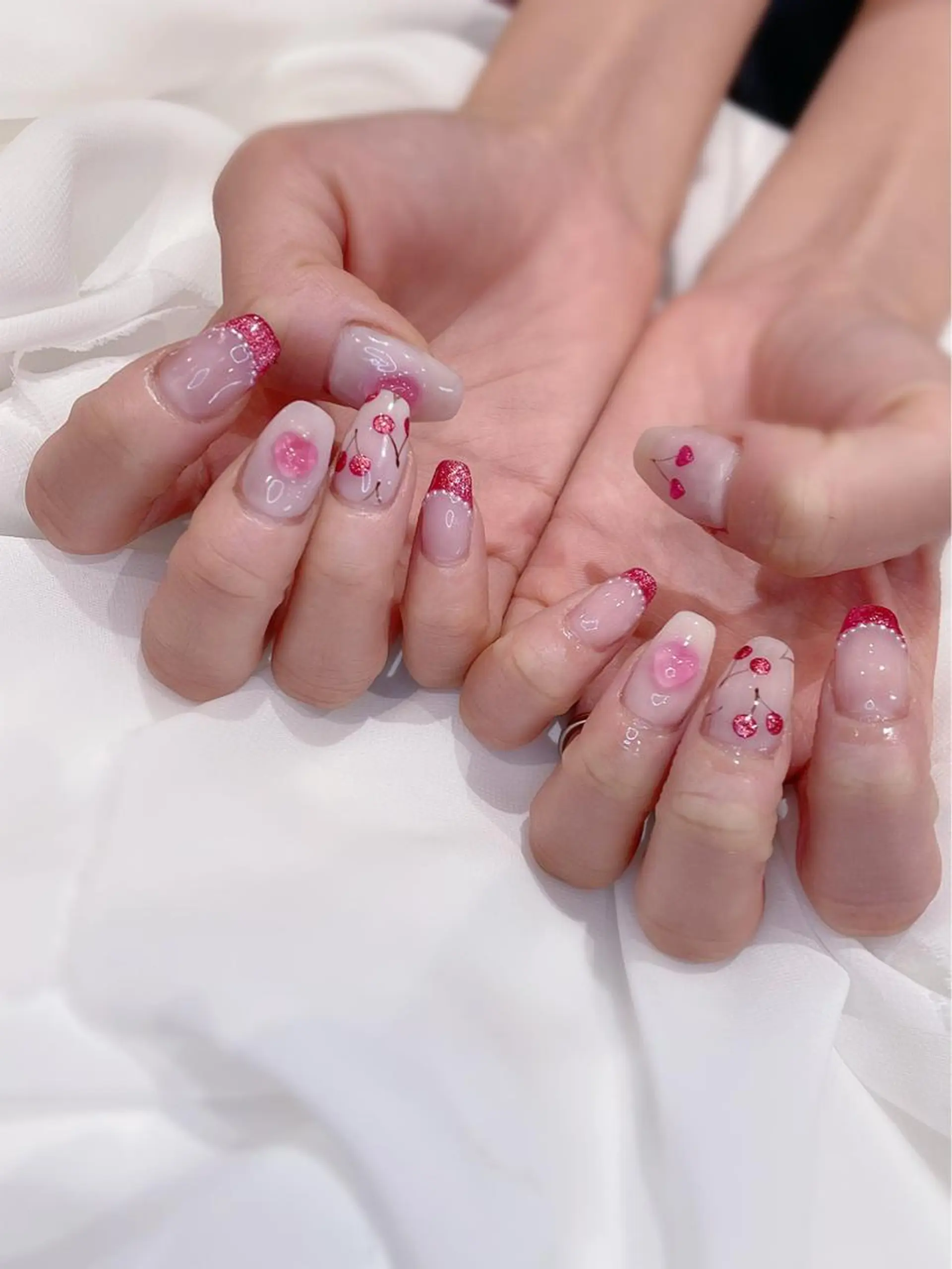 ネイル アートネイル チークネイル クリアネイル フレンチネイル ハート ハンドネイル 𝘙𝘪𝘰𝘯𝘢 ...🕯🤍のネイルデザイン