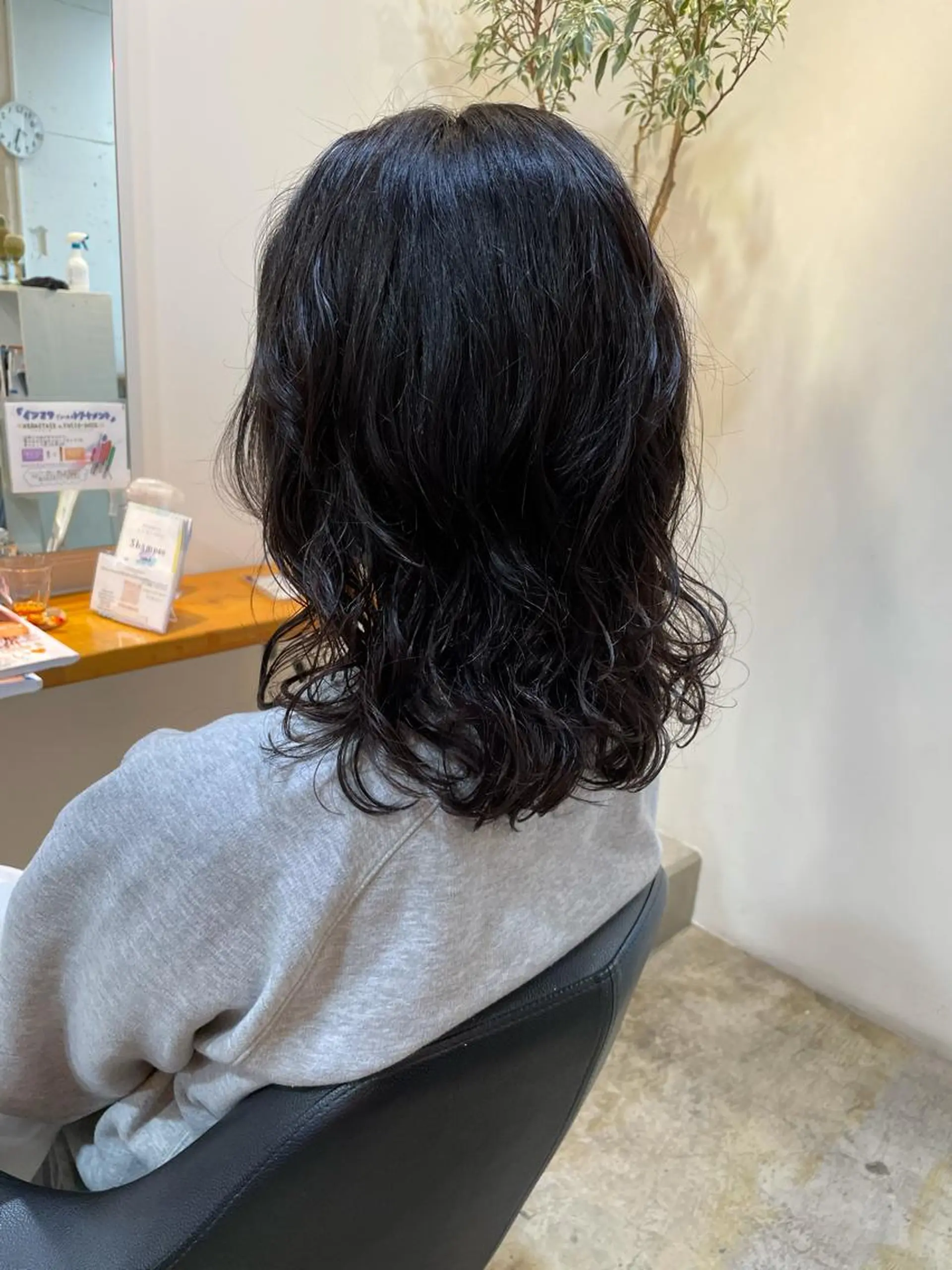 ミディアム パーマ MIOベージュカラー 柔らかいカラーのヘアスタイル