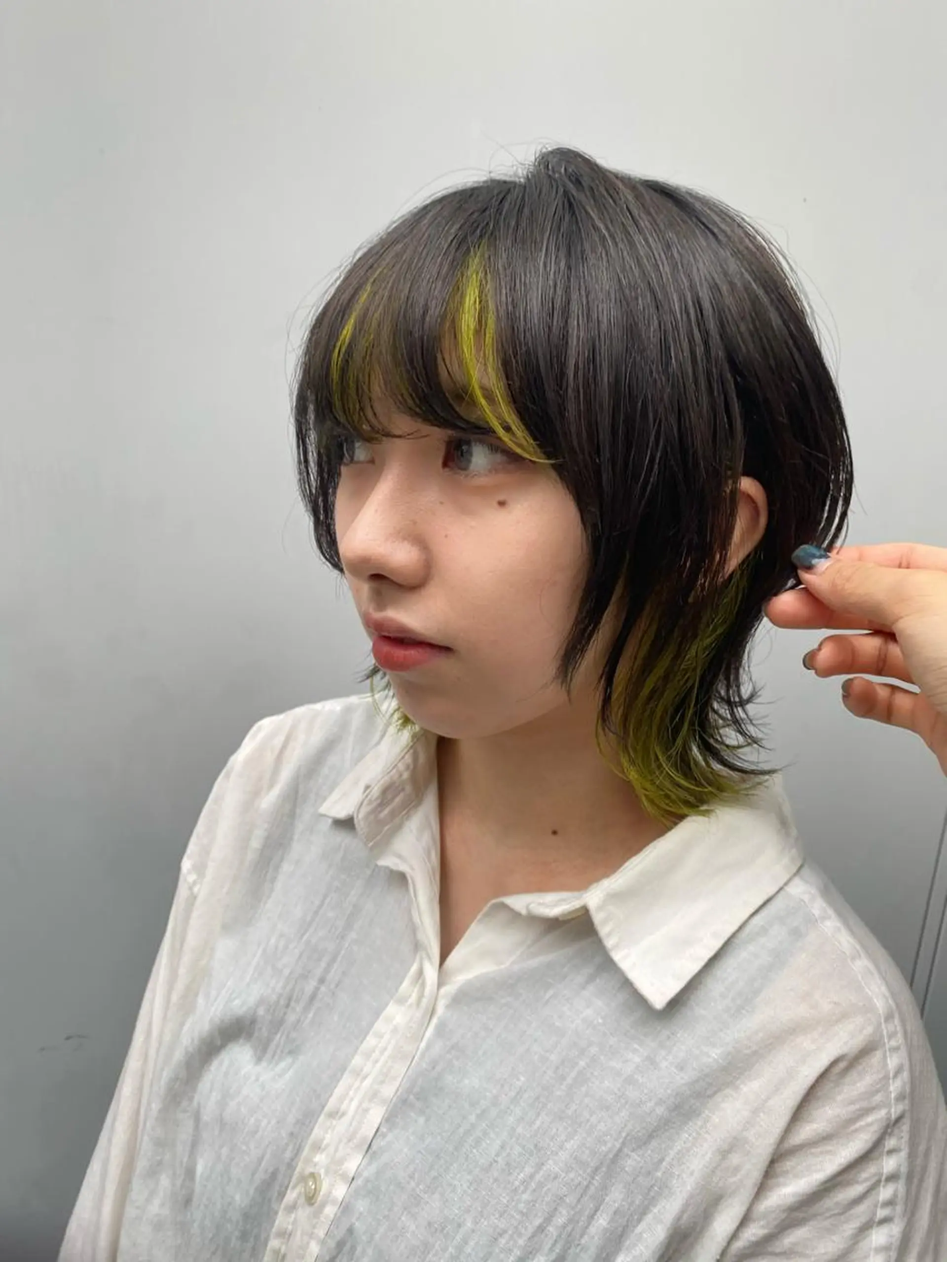 ショート カラー 梅田ハイトーン チダ ヒナノのヘアスタイル