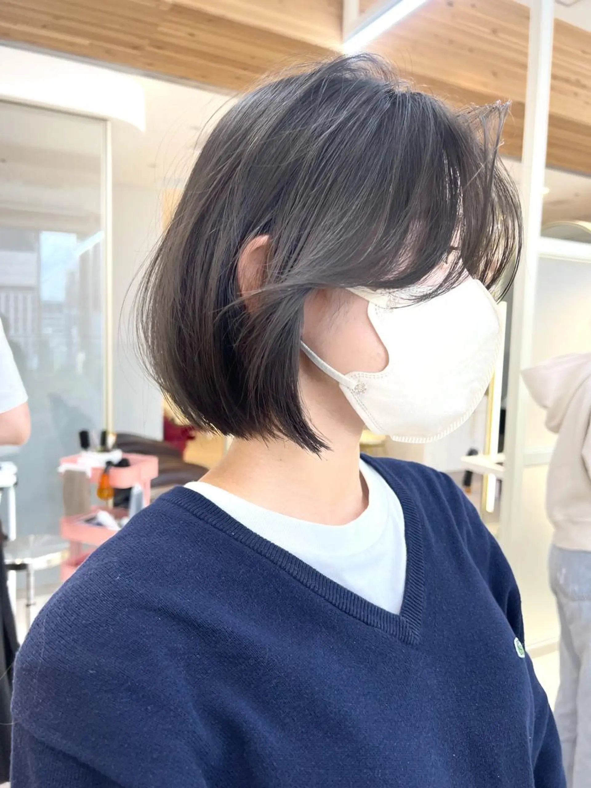 ミディアム カラー 切りっぱなしボブ ベージュカラー ブリーチ グレージュ ハイトーンカラー カット ヘアカラー トリートメント レイヤー専門家 ダブルカラー修のヘアスタイル