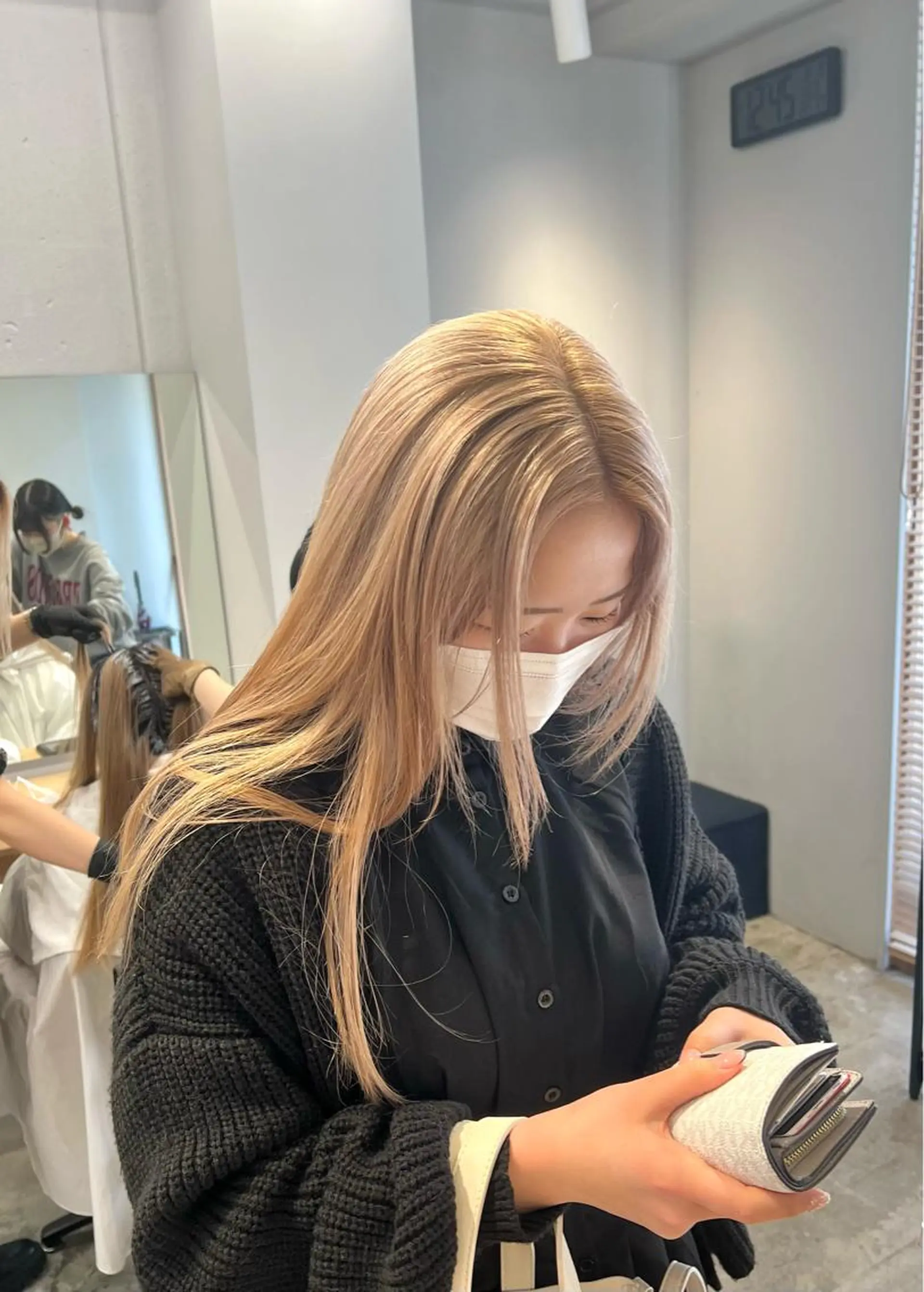 ロング カラー ベージュカラー ミルクティーベージュ SALOWIN柏Suite所属・ブリーチ毛の縮毛矯正 ハイトーン/岡本智樹のヘアスタイル