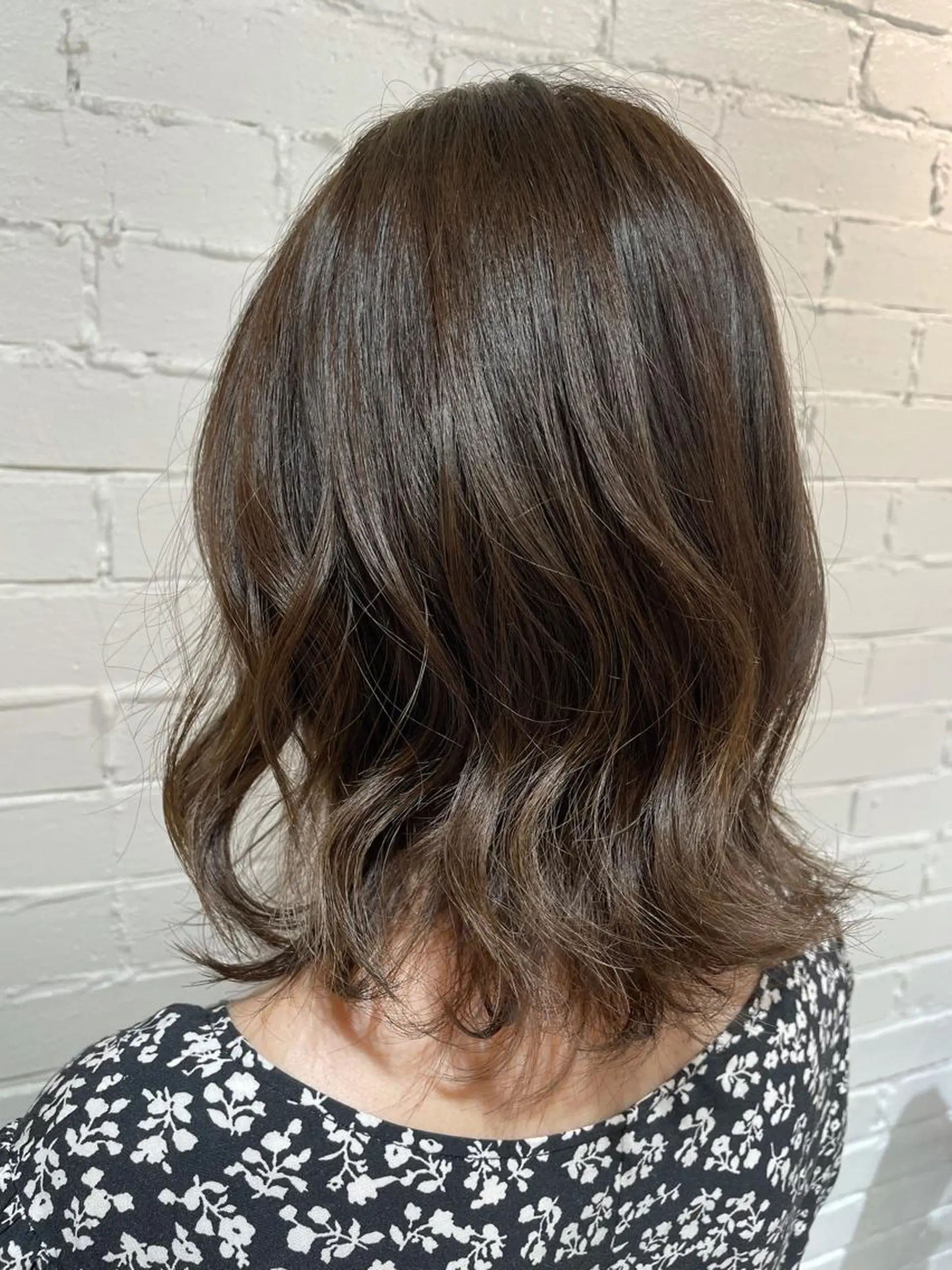 ミディアム カラー 透明感カラー グレージュ ミルクティーグレージュ 小柳 歩美のヘアスタイル