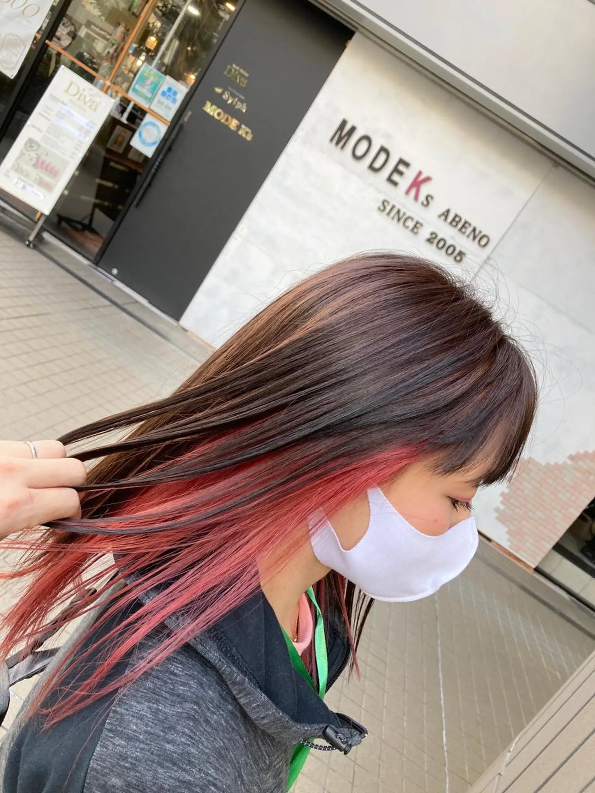 ミディアム カラー インナーカラー ピンクカラー レッドカラー カット ヘアカラー トリートメント SHAFT Ieiriのヘアスタイル