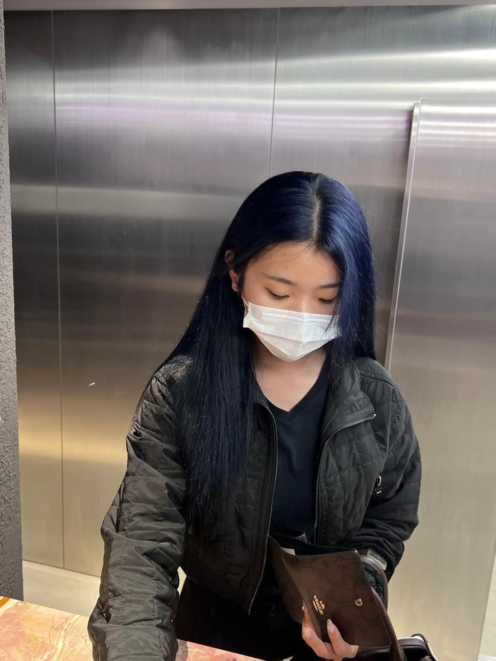 ロング カラー ネイビーカラー 紬/enne/ブリー チ/ハイトーンのヘアスタイル