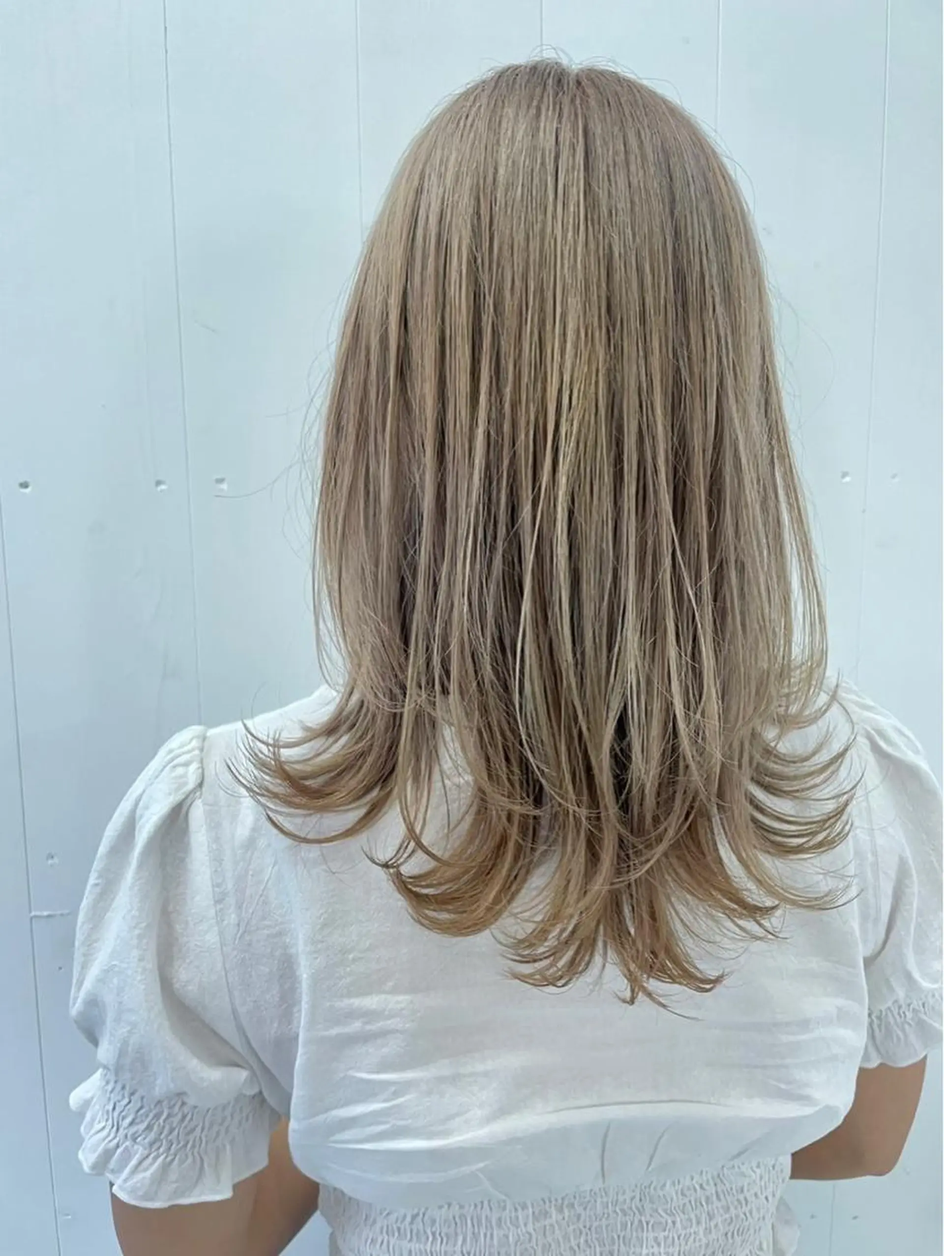 ミディアム カラー ブロンド ホワイトブロンド 篠崎 佑季のヘアスタイル