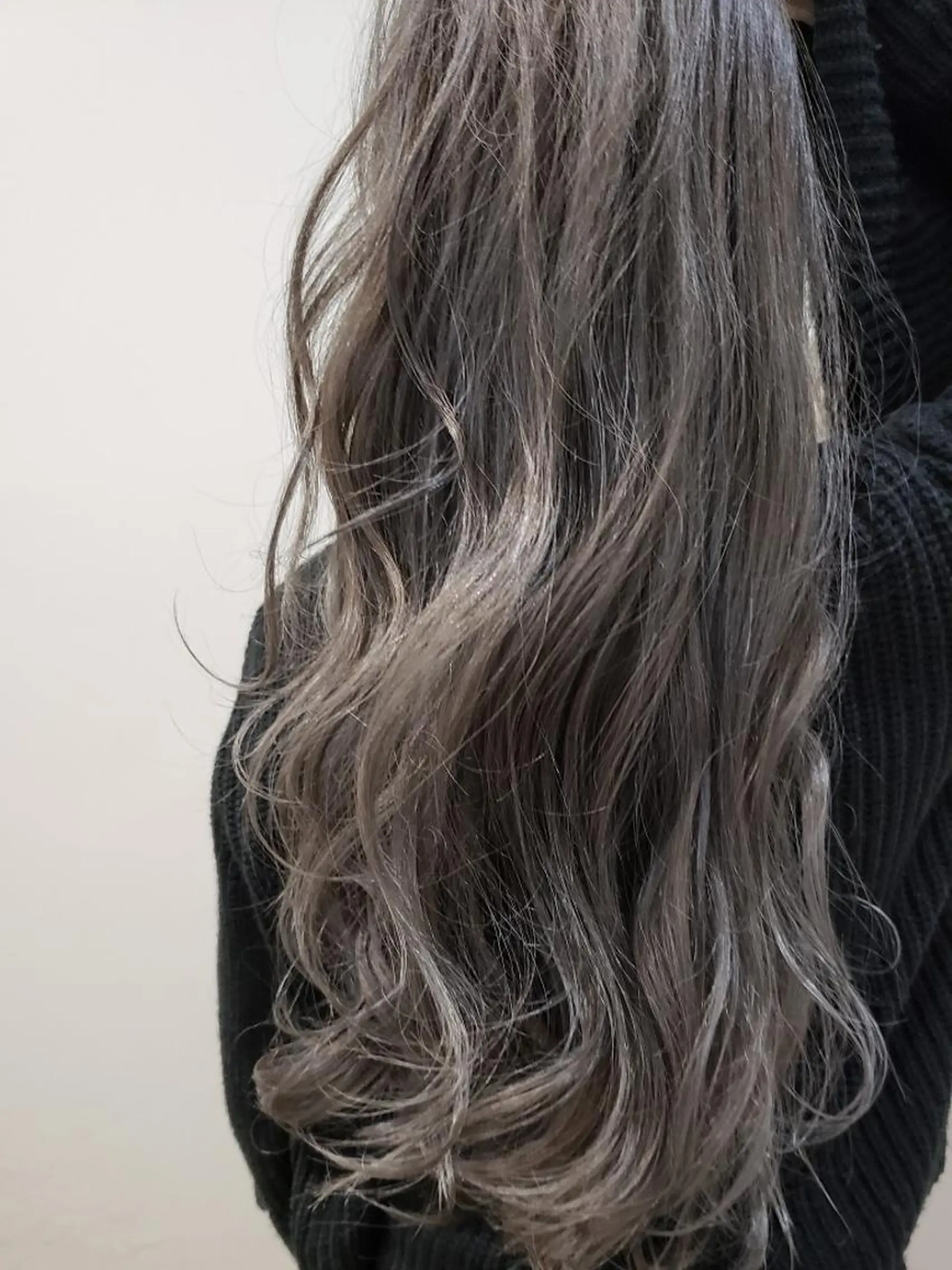 ロング カラー グレージュ 尾野 恭平のヘアスタイル