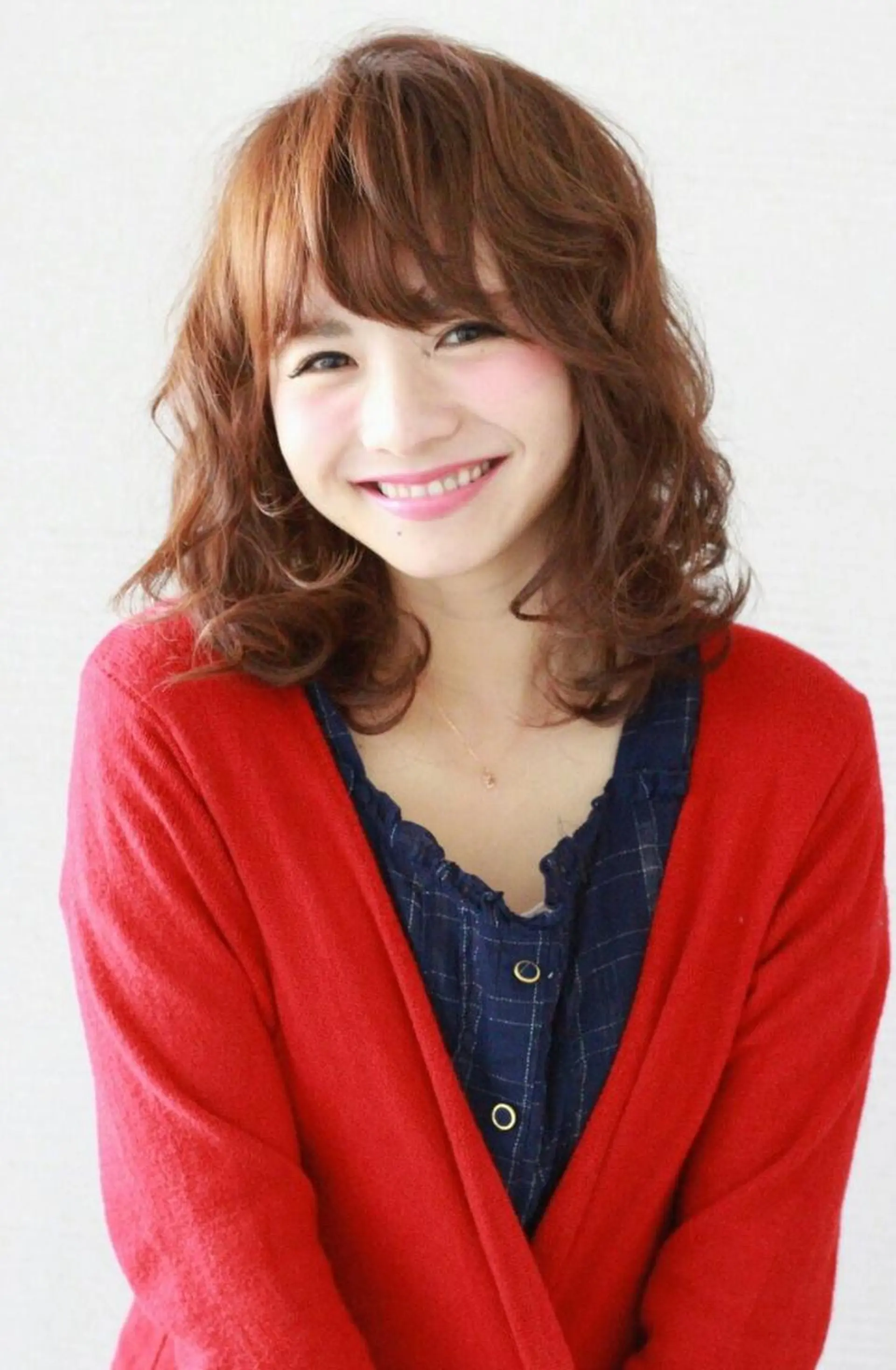 ミディアム パーマ セミロング カラー アプリコットブラウン ブラウンカラー 斜めバング 顔周りカット レイヤーカット Lumderica(ラムデリカ)所属・横浜/元町/石川町 ラムデリカYUKAのヘアスタイル