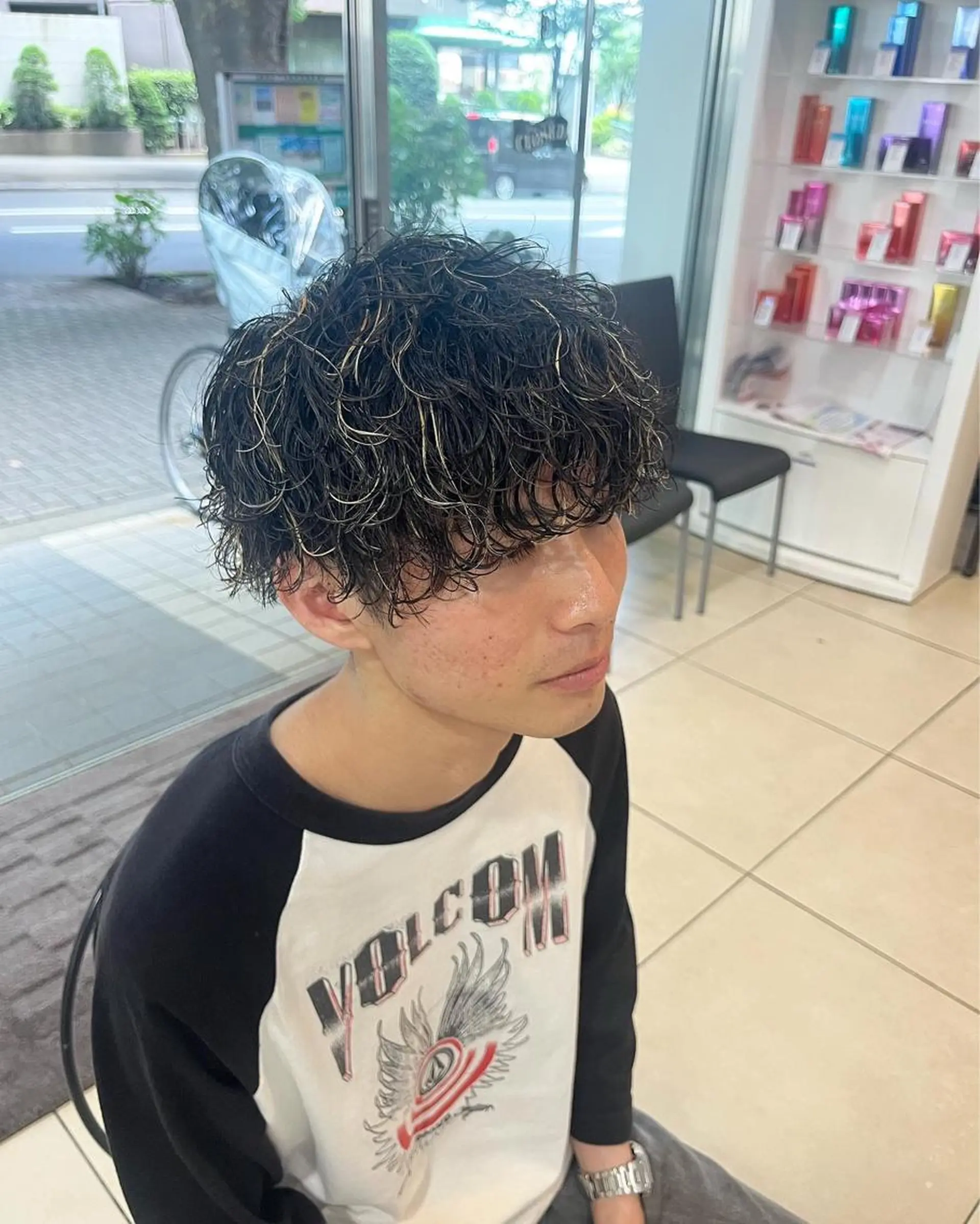 ショート パーマ メンズ メンズハイライト 波巻きパーマ ハイライト カット ヘアカラー パーマ 韓国風メンズ/毛流れ ヘアなら須田龍世のヘアスタイル