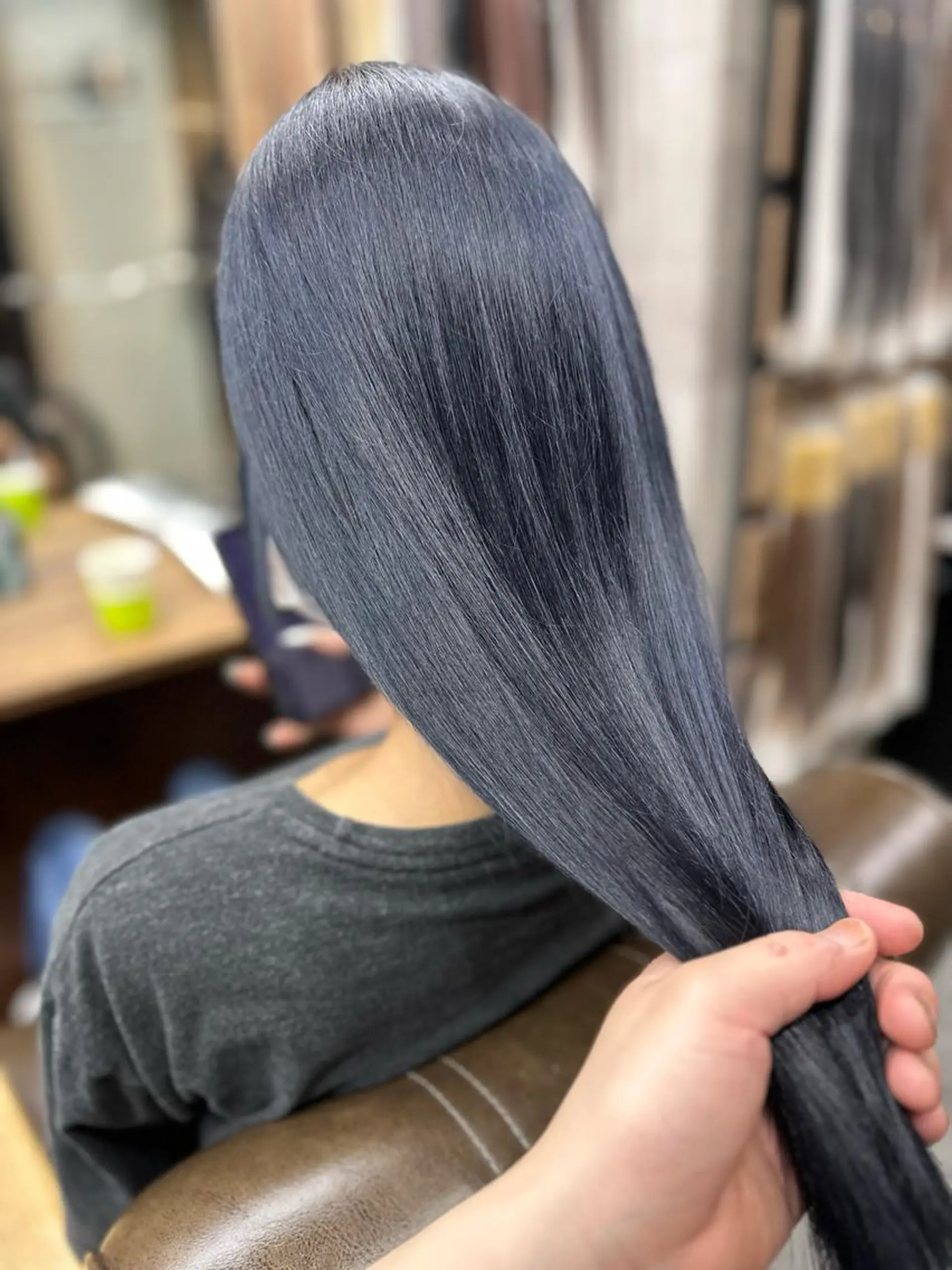 ロング カラー 黒髪 ブルーカラー ブルーブラック ヘアカラー トリートメント 難波ブリーチカラー 伊藤洋輝のヘアスタイル