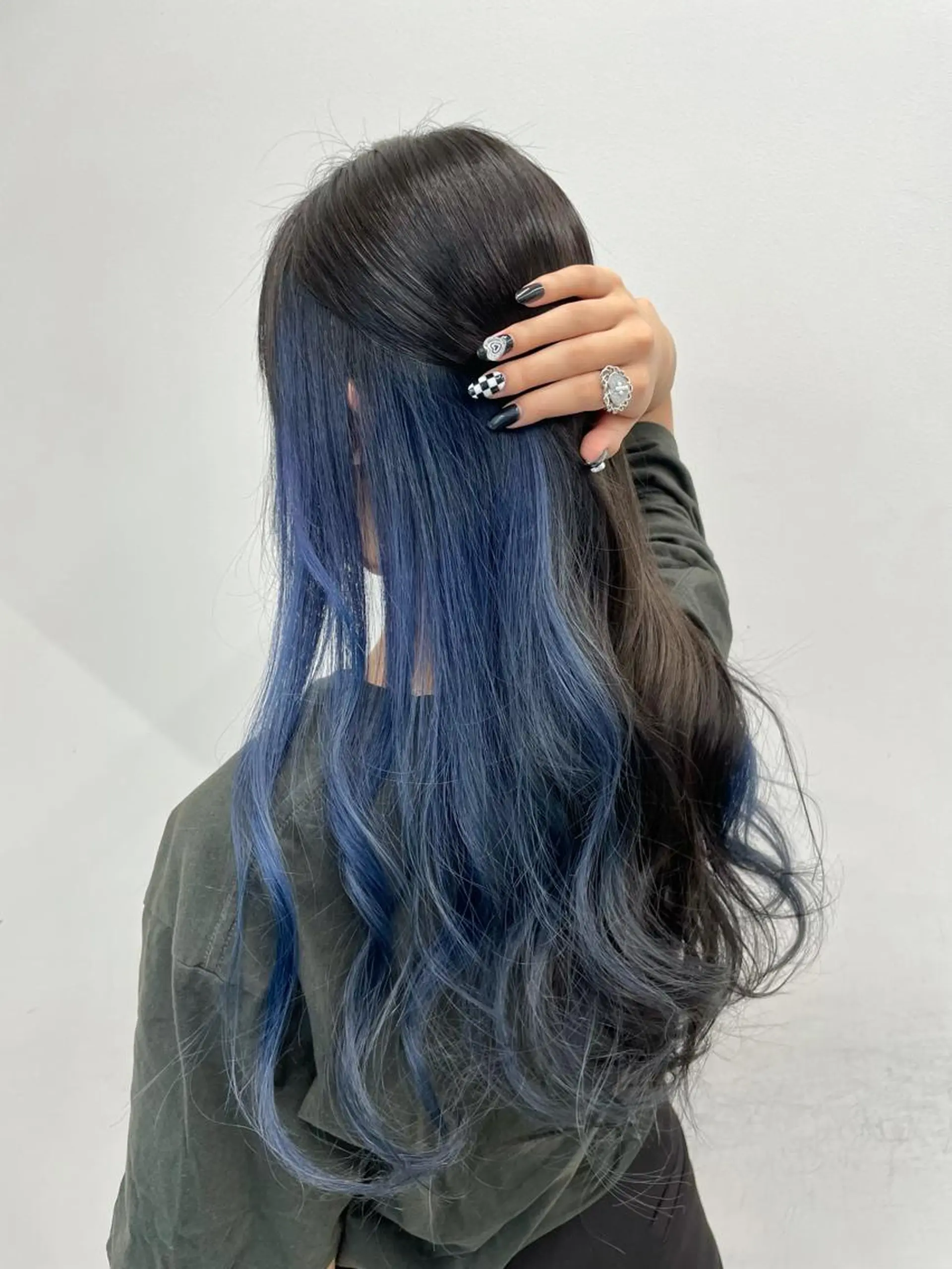 セミロング カラー ヘアアレンジ ブリーチ ブルーカラー インナーカラー ヘアカラー トリートメント 🦄インナーカラー 🦄貫井彩花のヘアスタイル