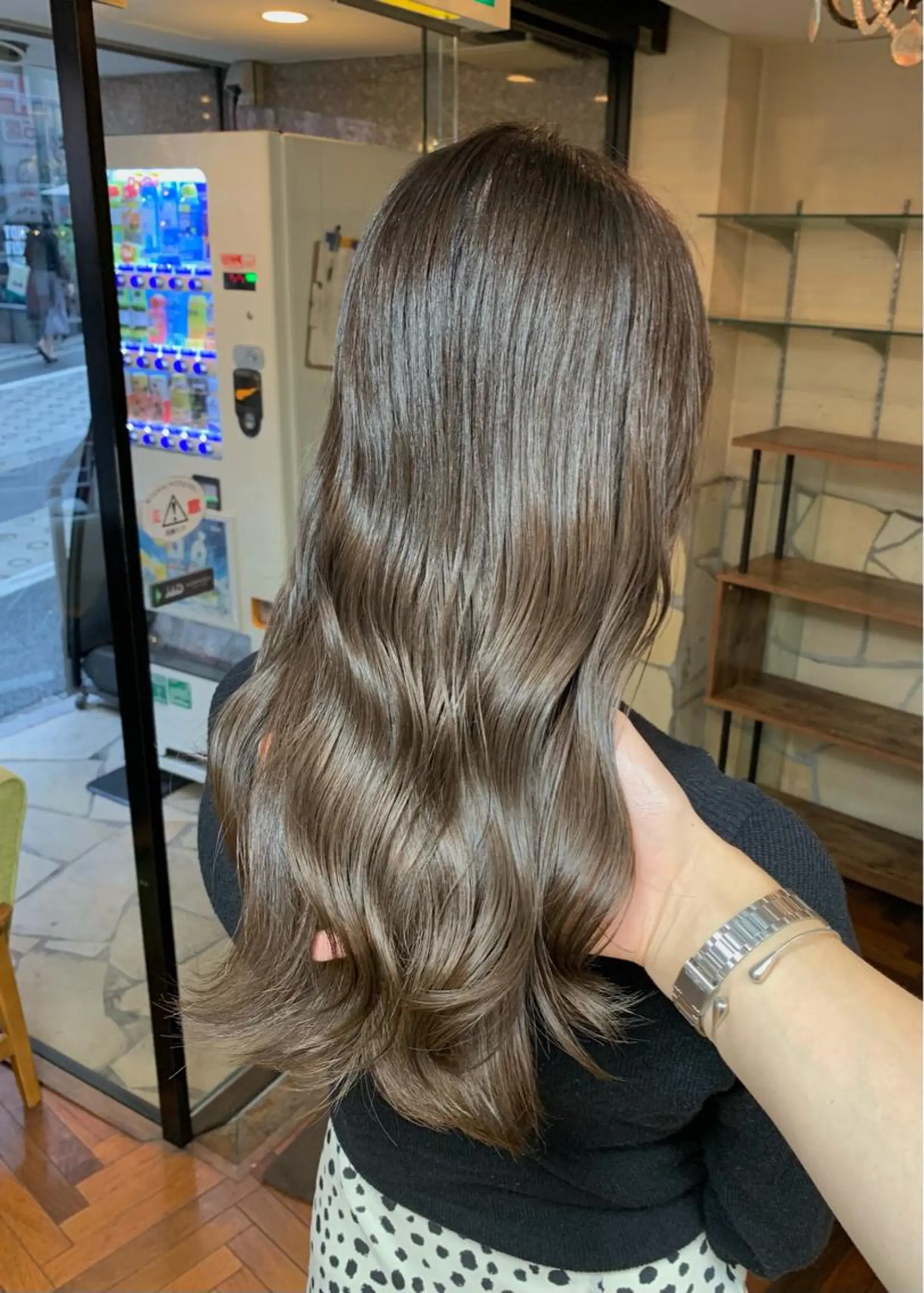 セミロング カラー ベージュカラー ブリーチ ブリーチなしカラー オリーブベージュ カット ヘアカラー トリートメント LUMO所属・矢野 晃平のヘアスタイル