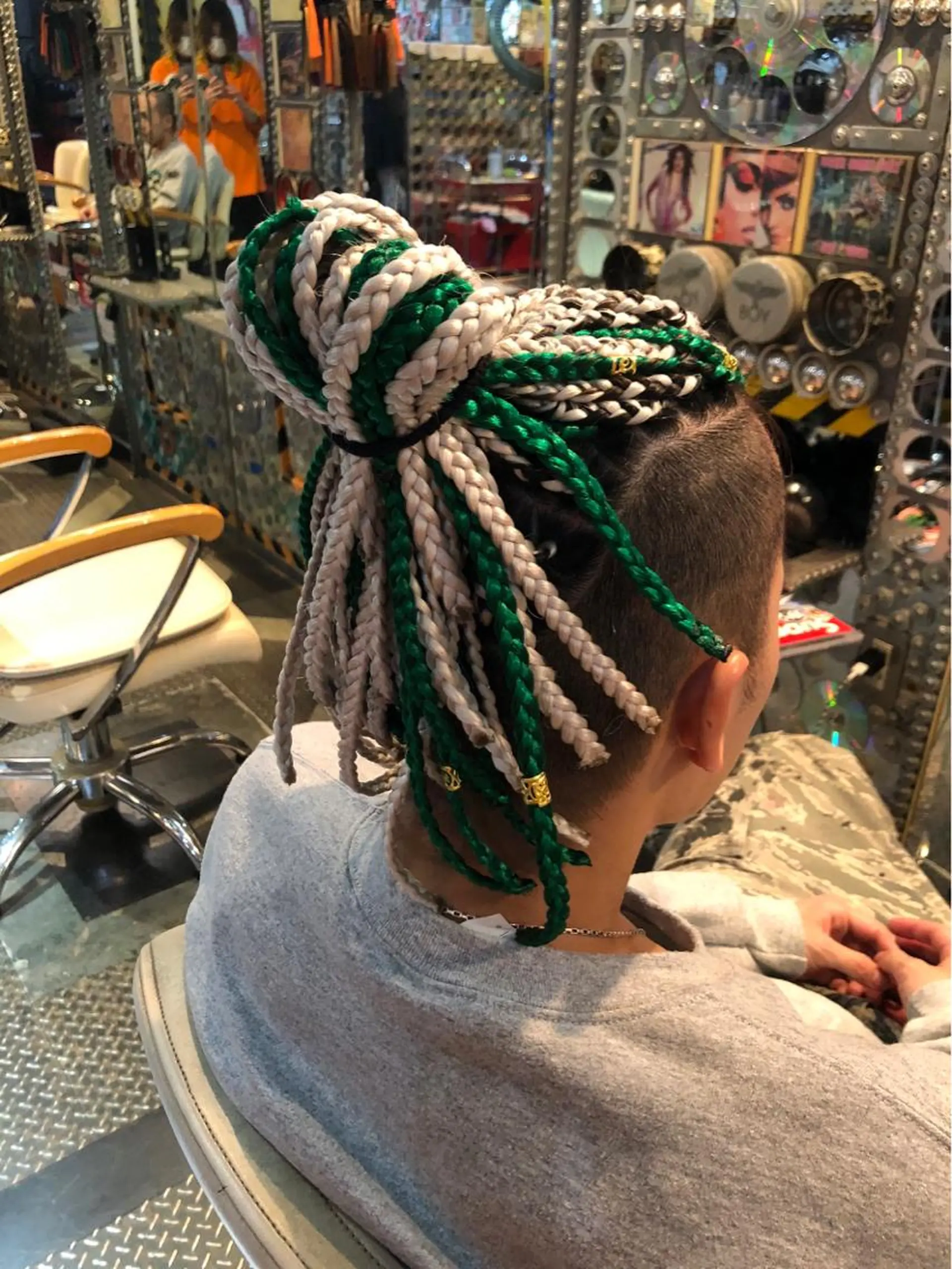 セミロング カラー haco+所属・🌈派手髪エクステ ブレイズ🌈ひろとのヘアスタイル