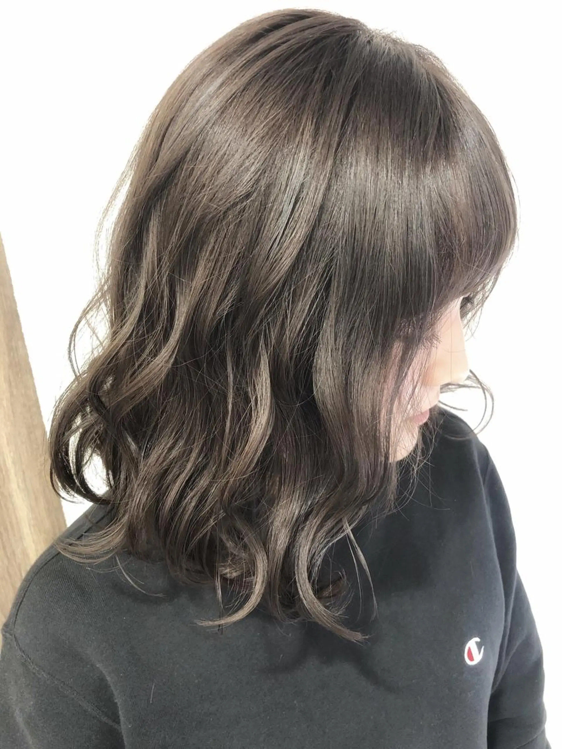 ミディアム カラー グレージュ ハイライトカラー イルミナカラー ハイライト biscohair 髪にドラマを。のヘアスタイル