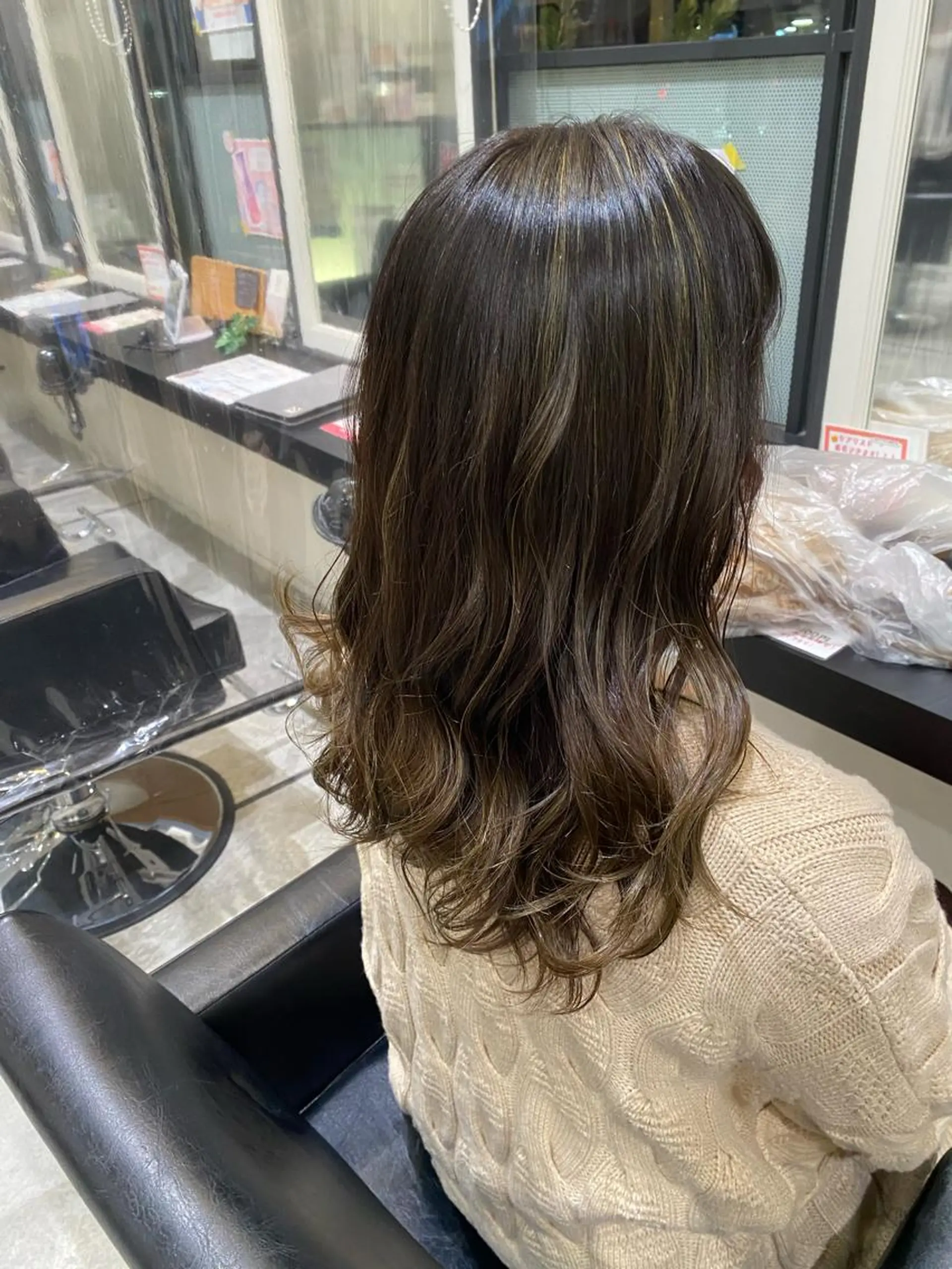 セミロング カラー バレイヤージュ ハイライトカラー ハイライト レイヤーカット 丸尾 沙弥香のヘアスタイル